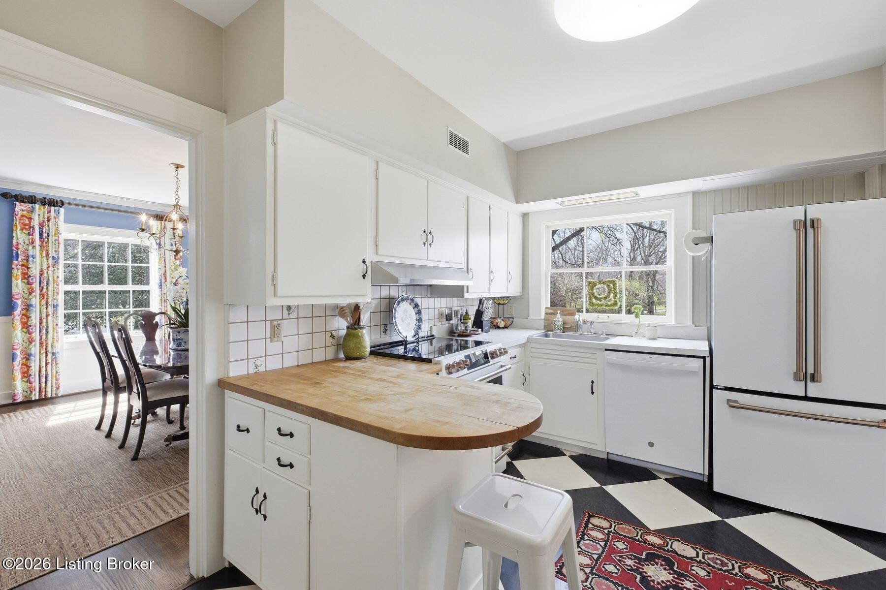 12107 Locust Ln