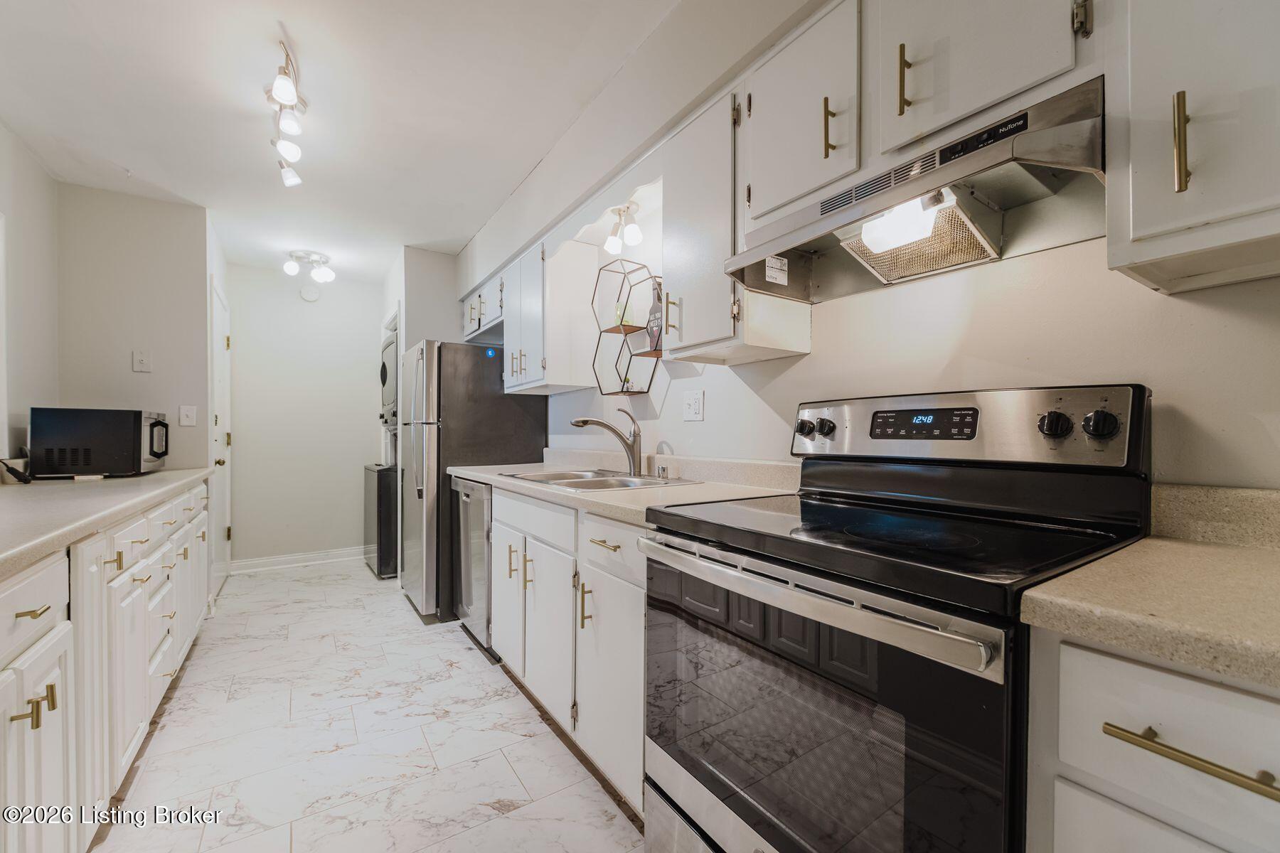 4701 Salisbury Square 104