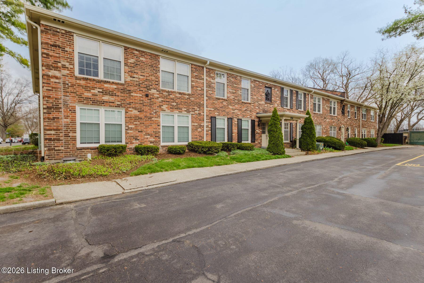 4701 Salisbury Square 104