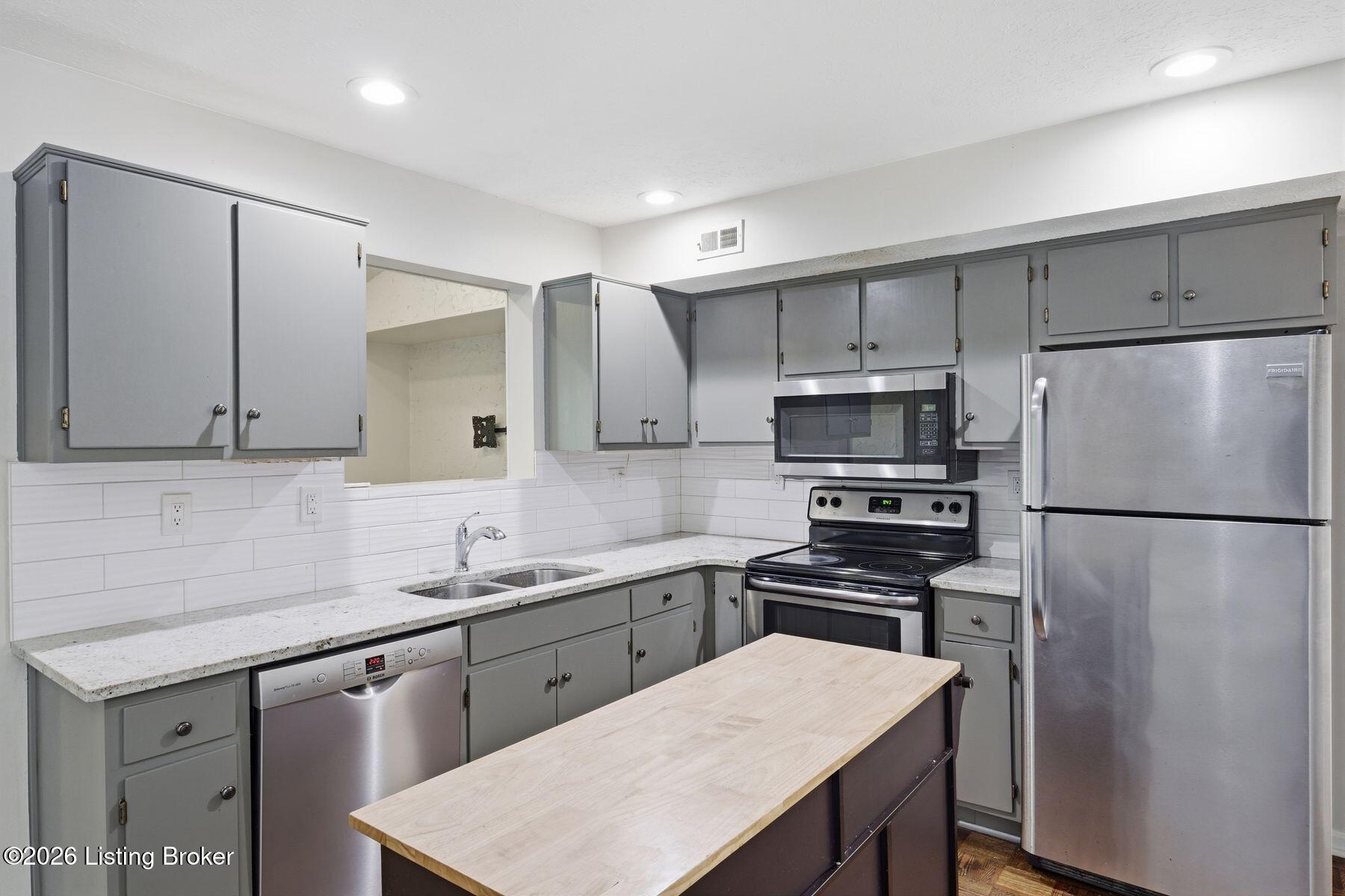 421 Ledgeview Park Dr