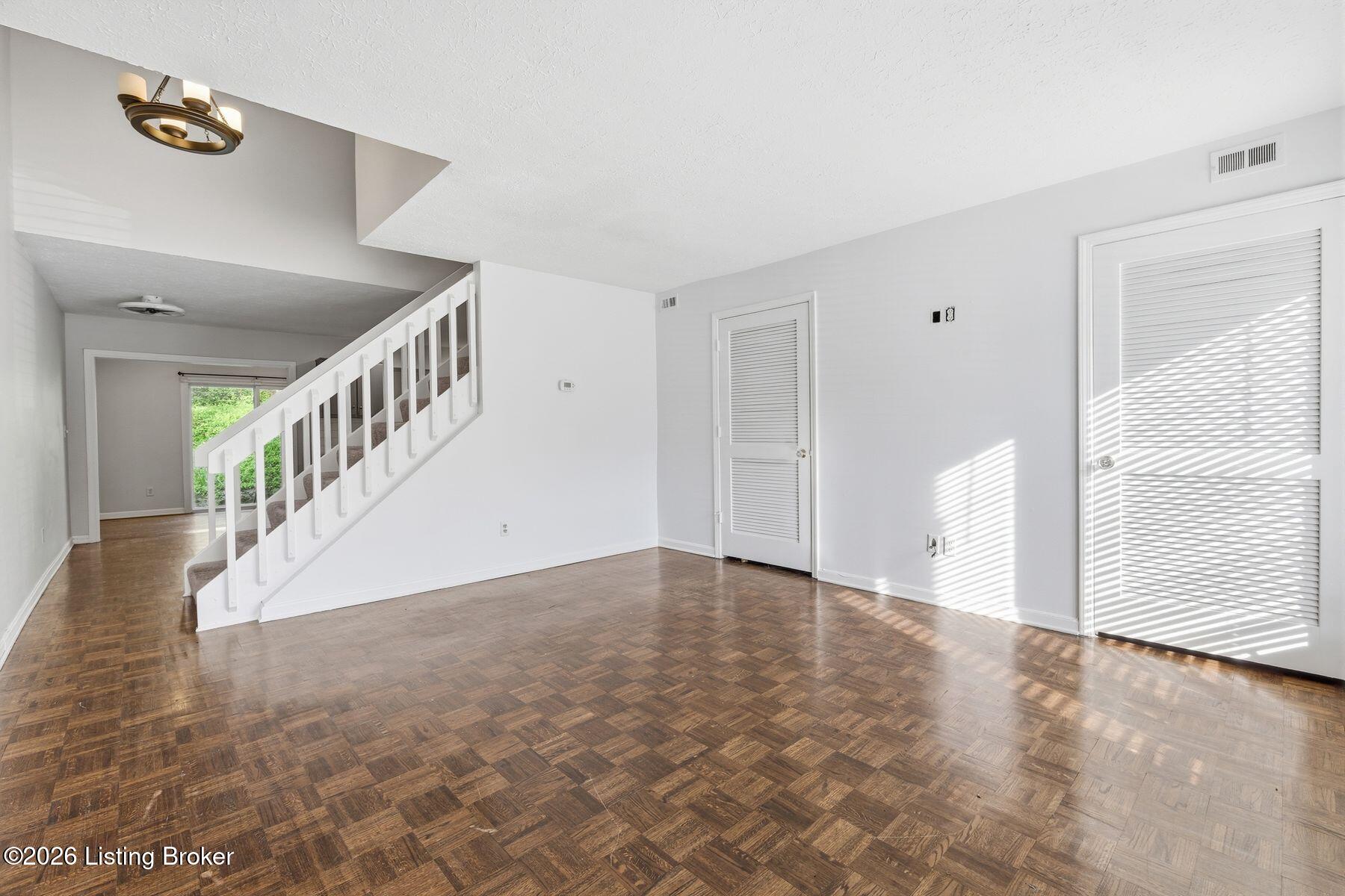 421 Ledgeview Park Dr