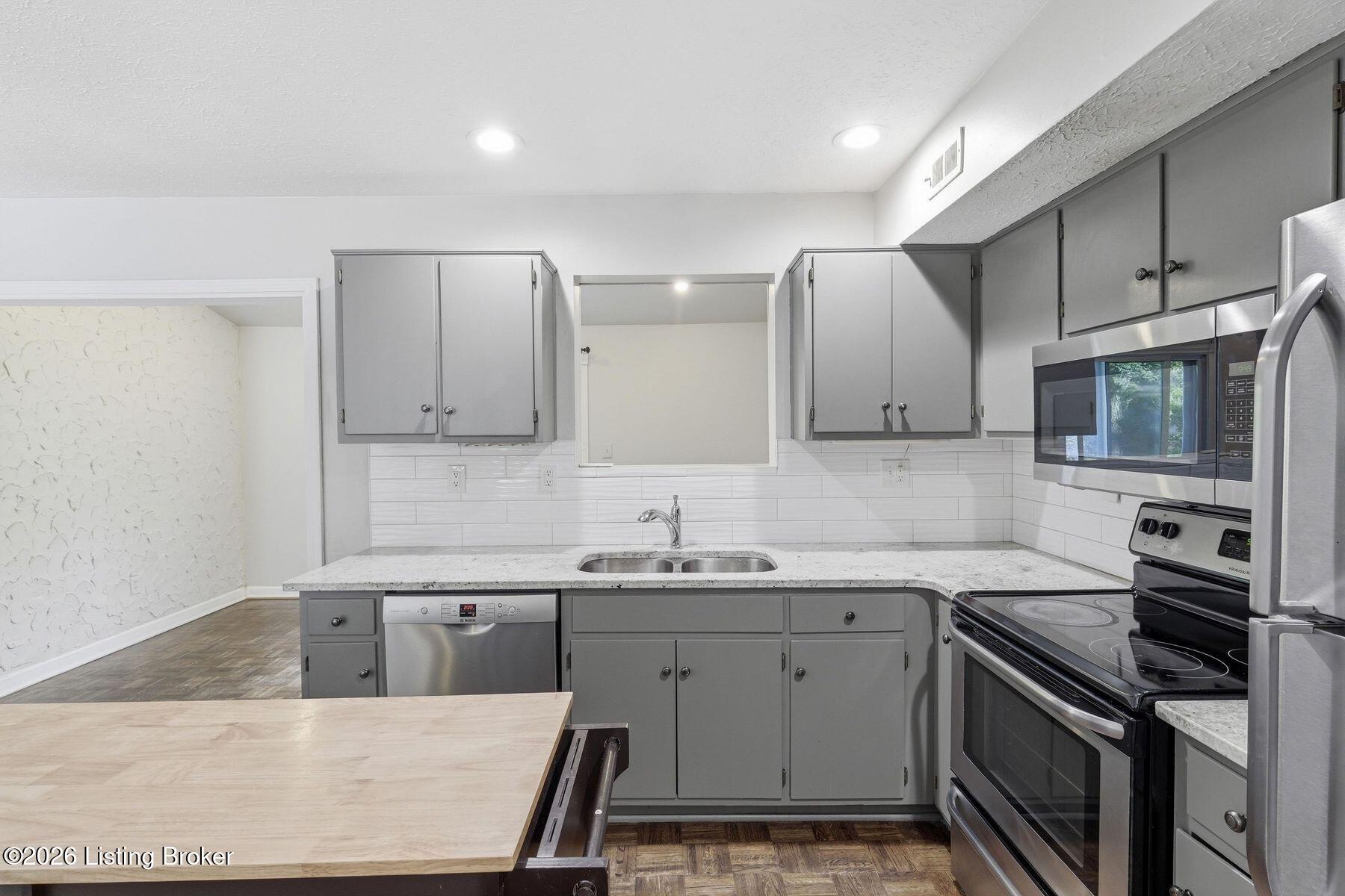 421 Ledgeview Park Dr