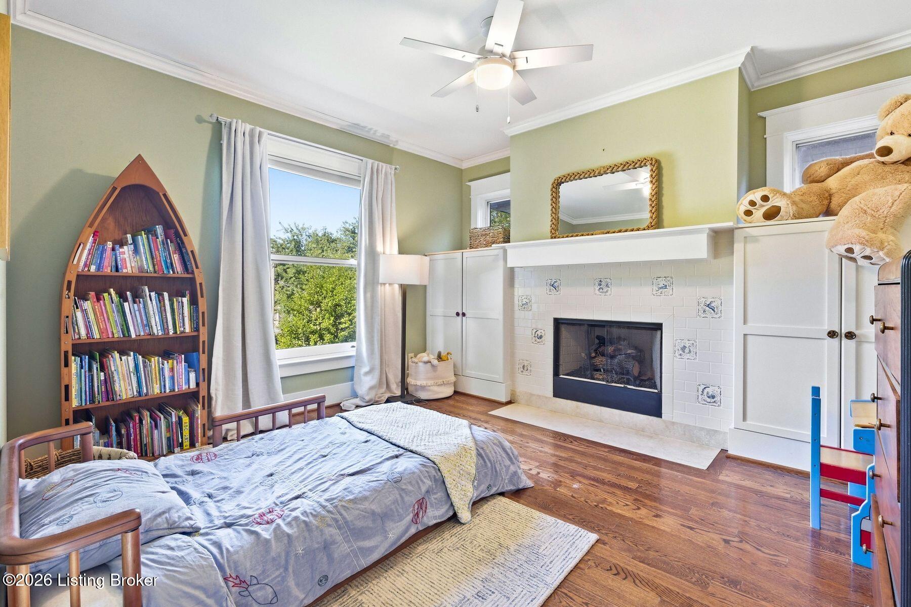1129 Everett Ave