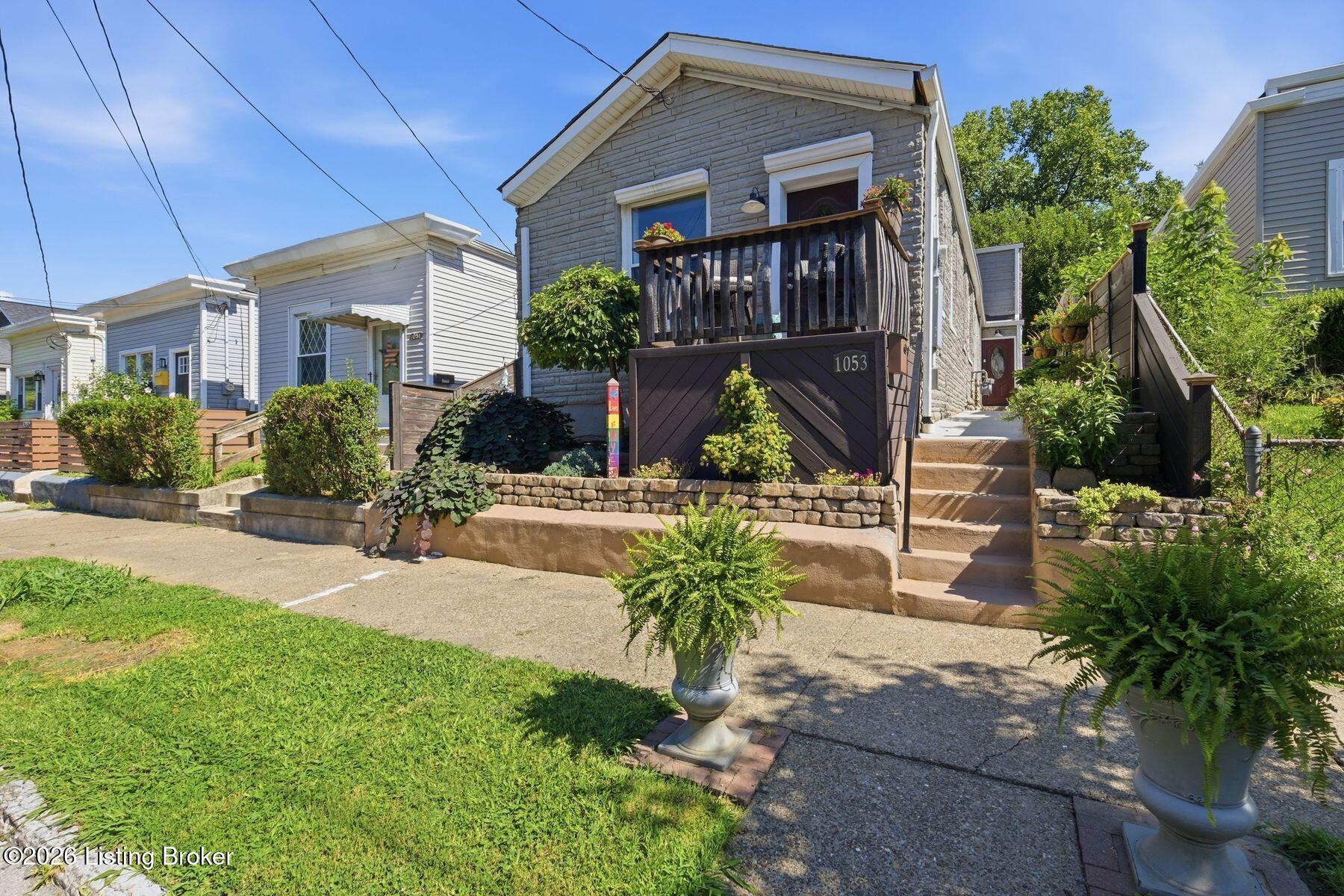 1053 Mary St