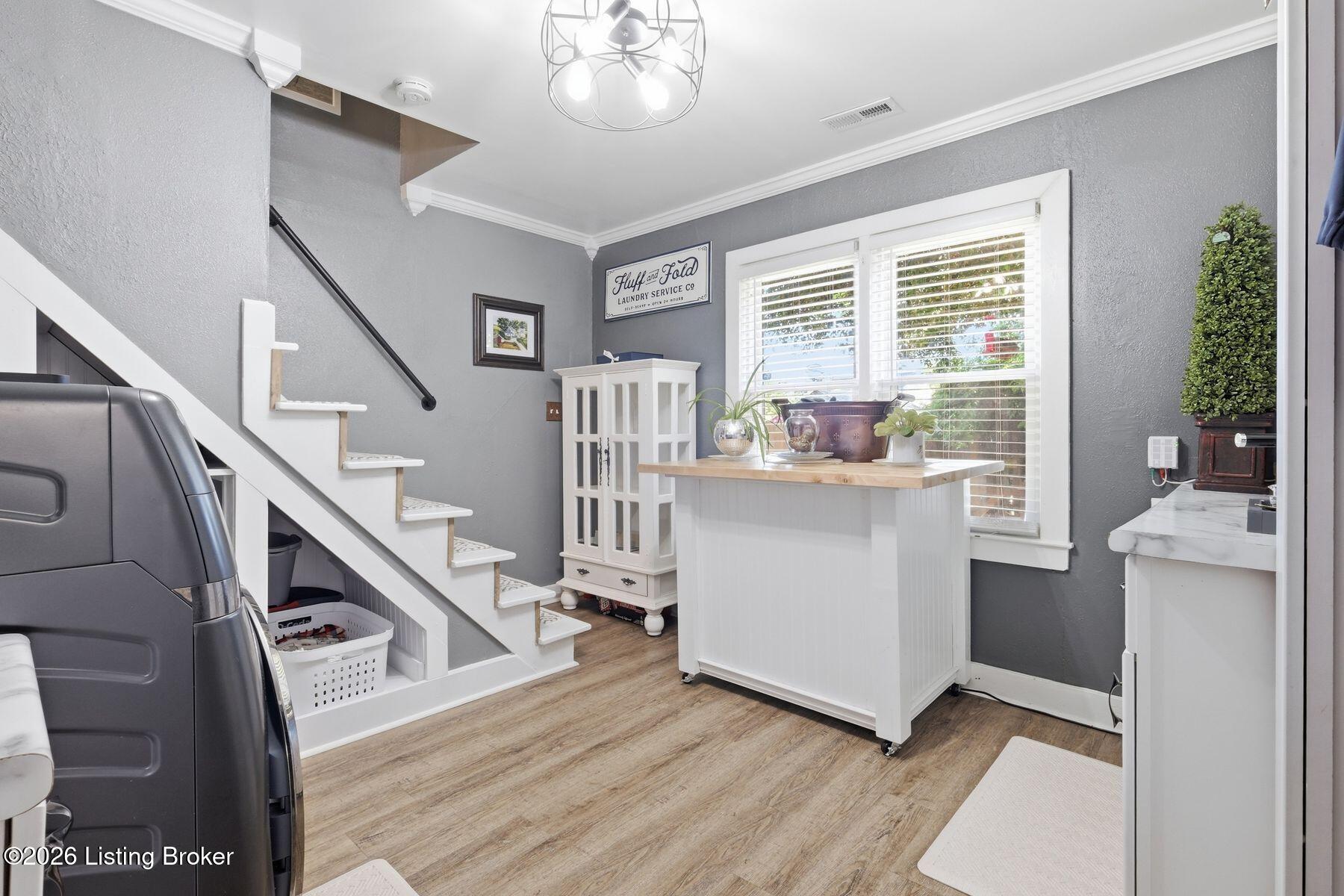 1053 Mary St