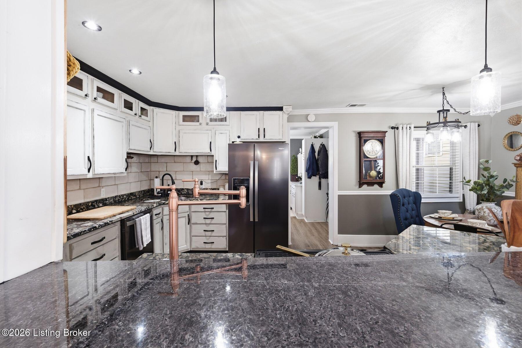 1053 Mary St