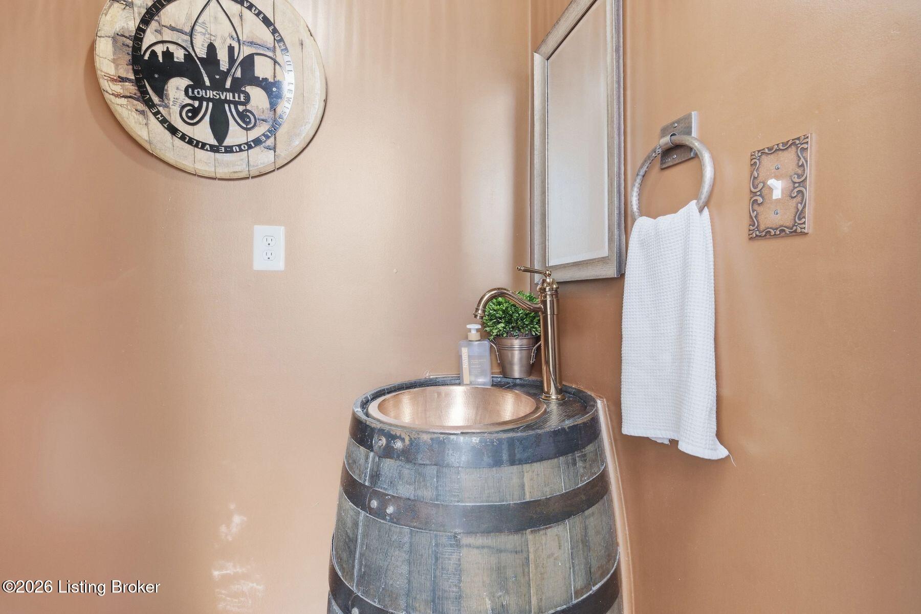 1053 Mary St