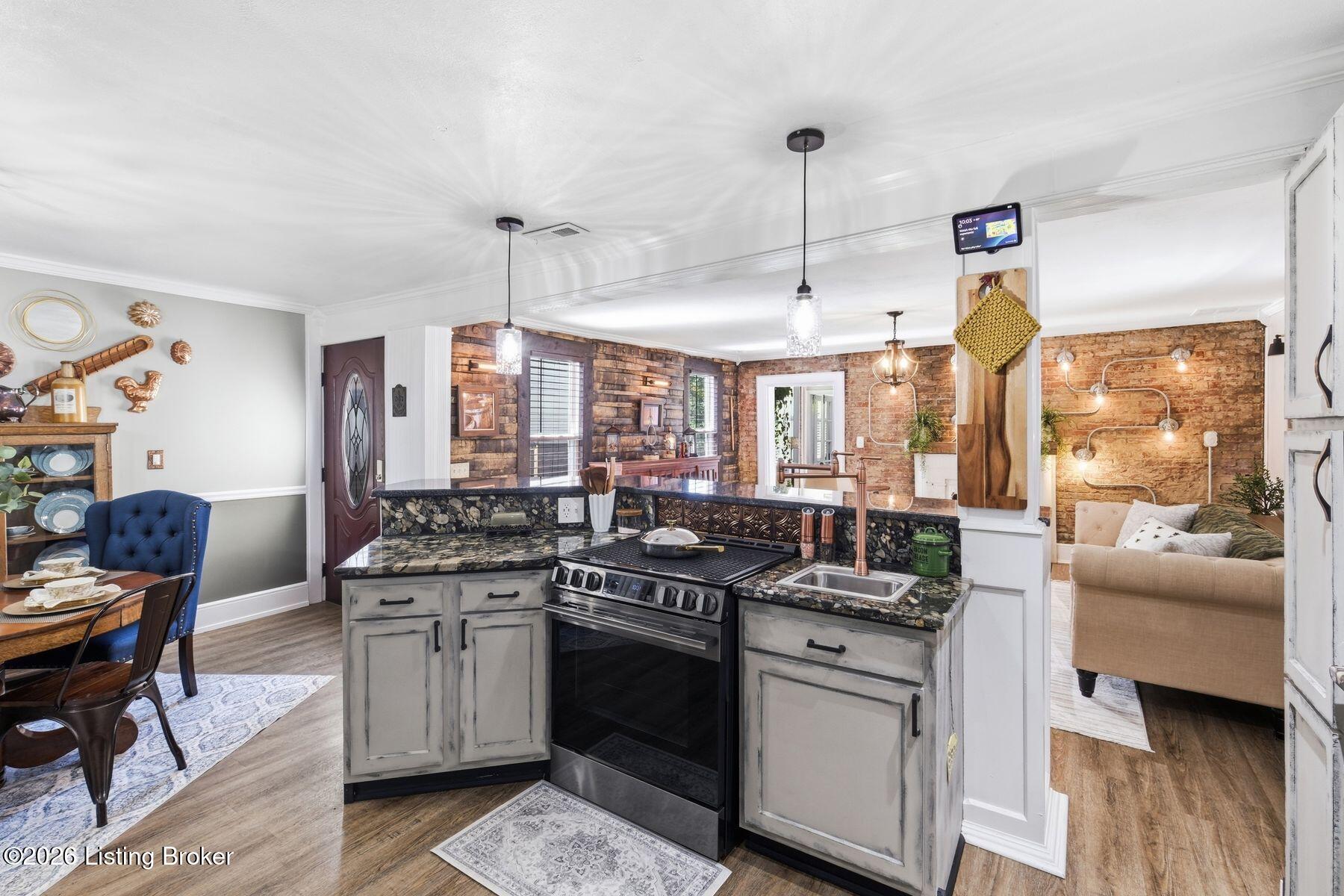 1053 Mary St