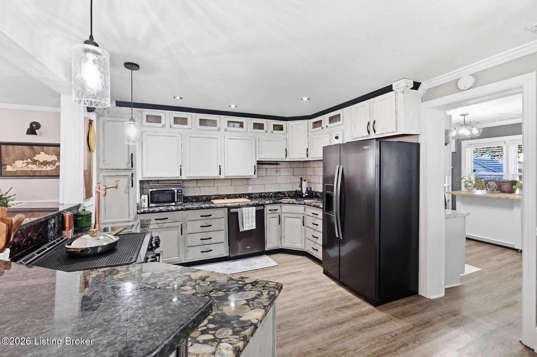 1053 Mary St