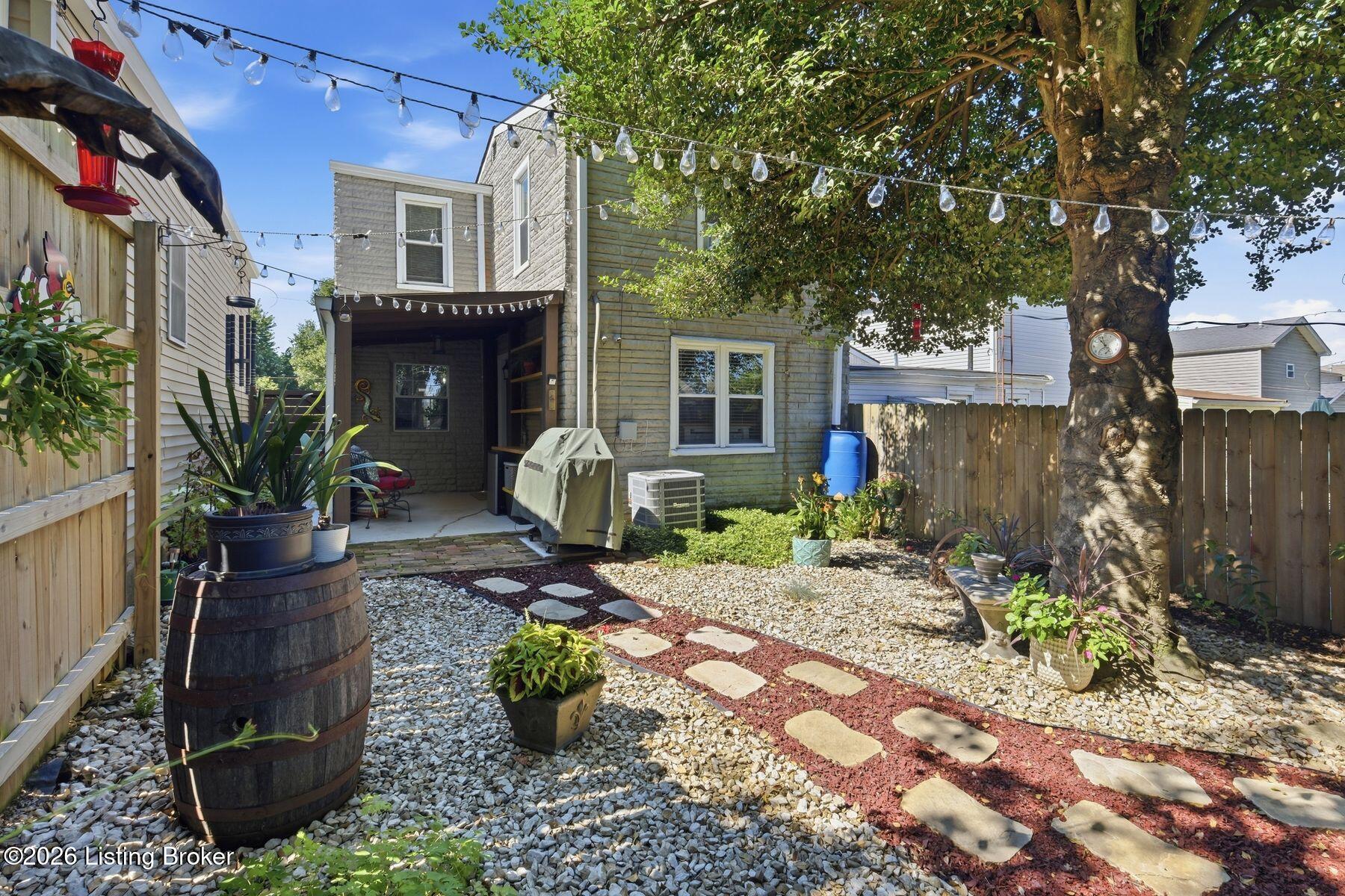 1053 Mary St