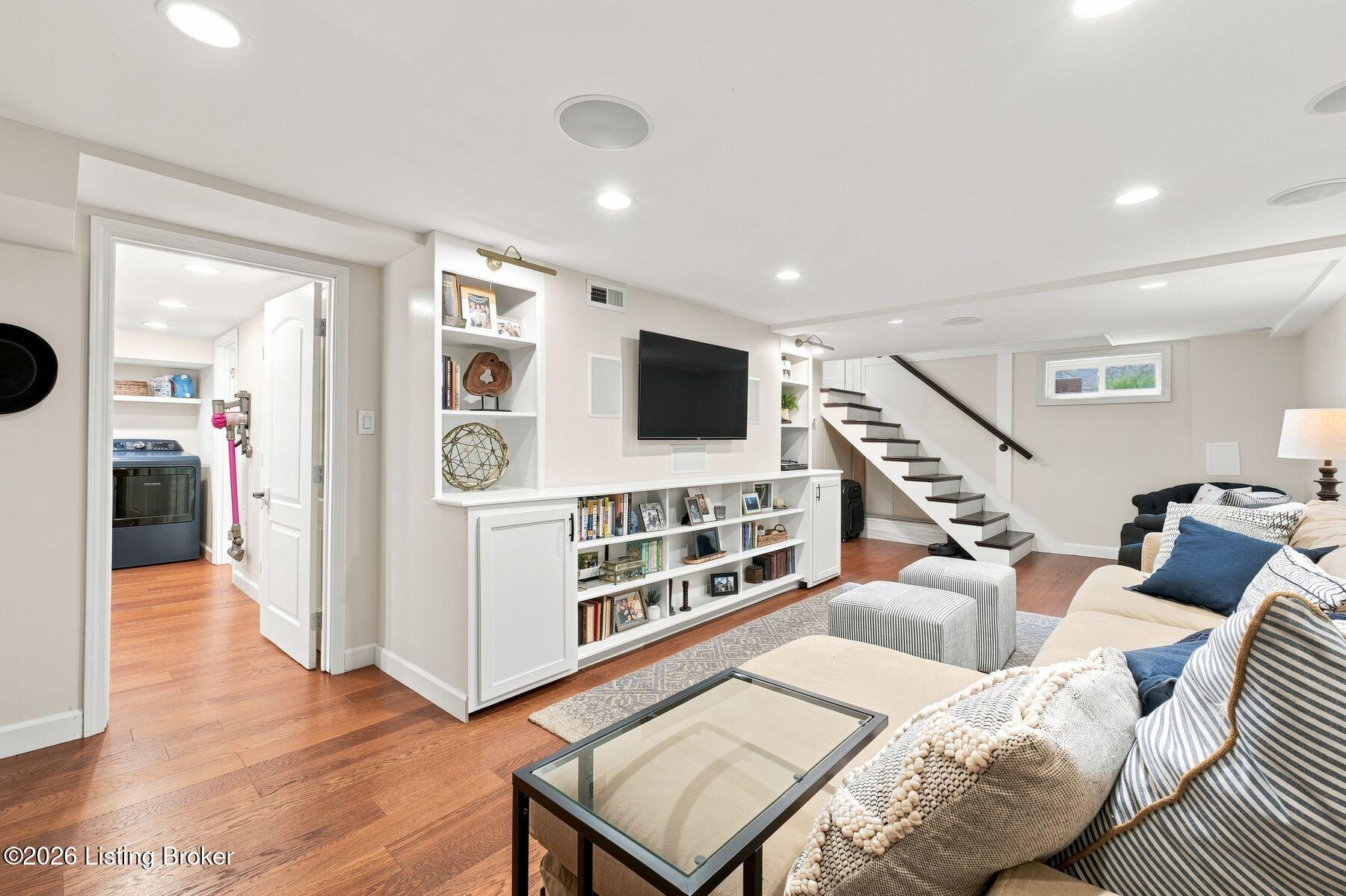 2609 Whittier Ave