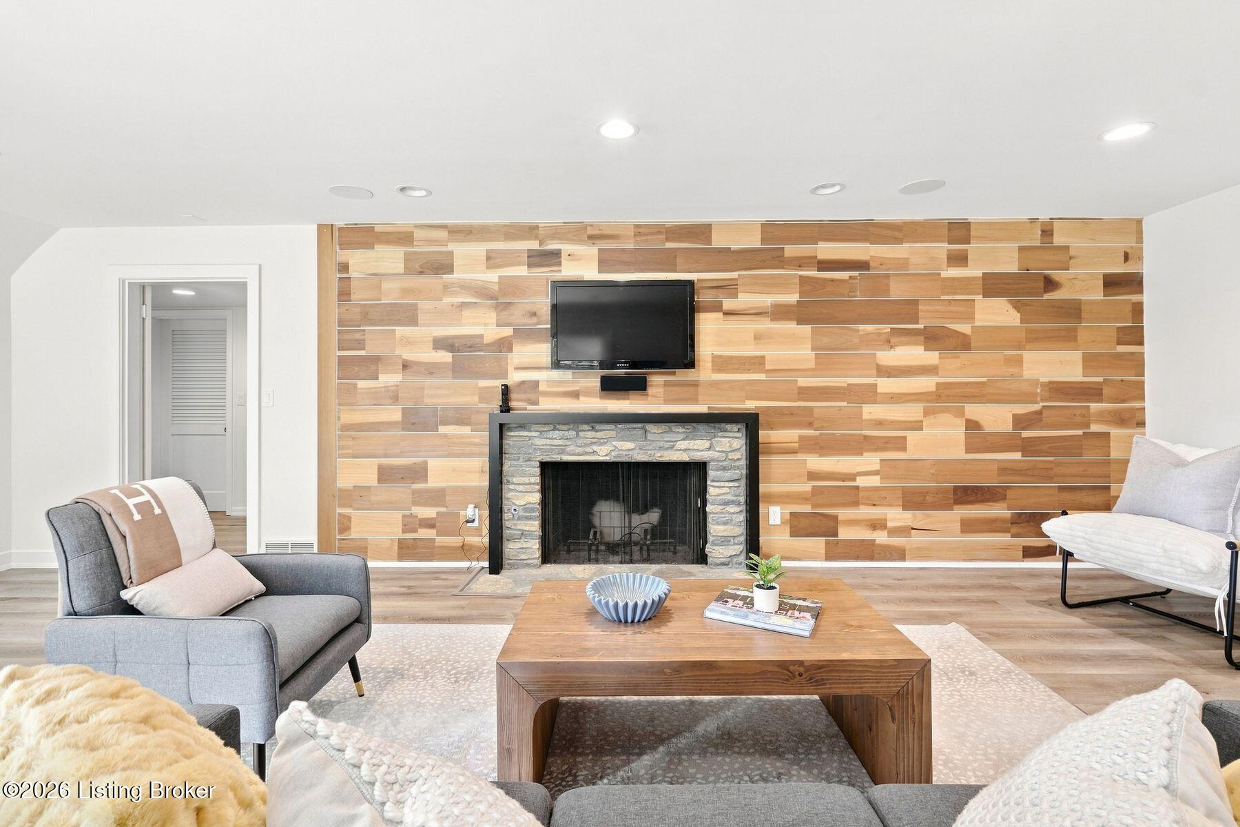 1128 Rostrevor Cir