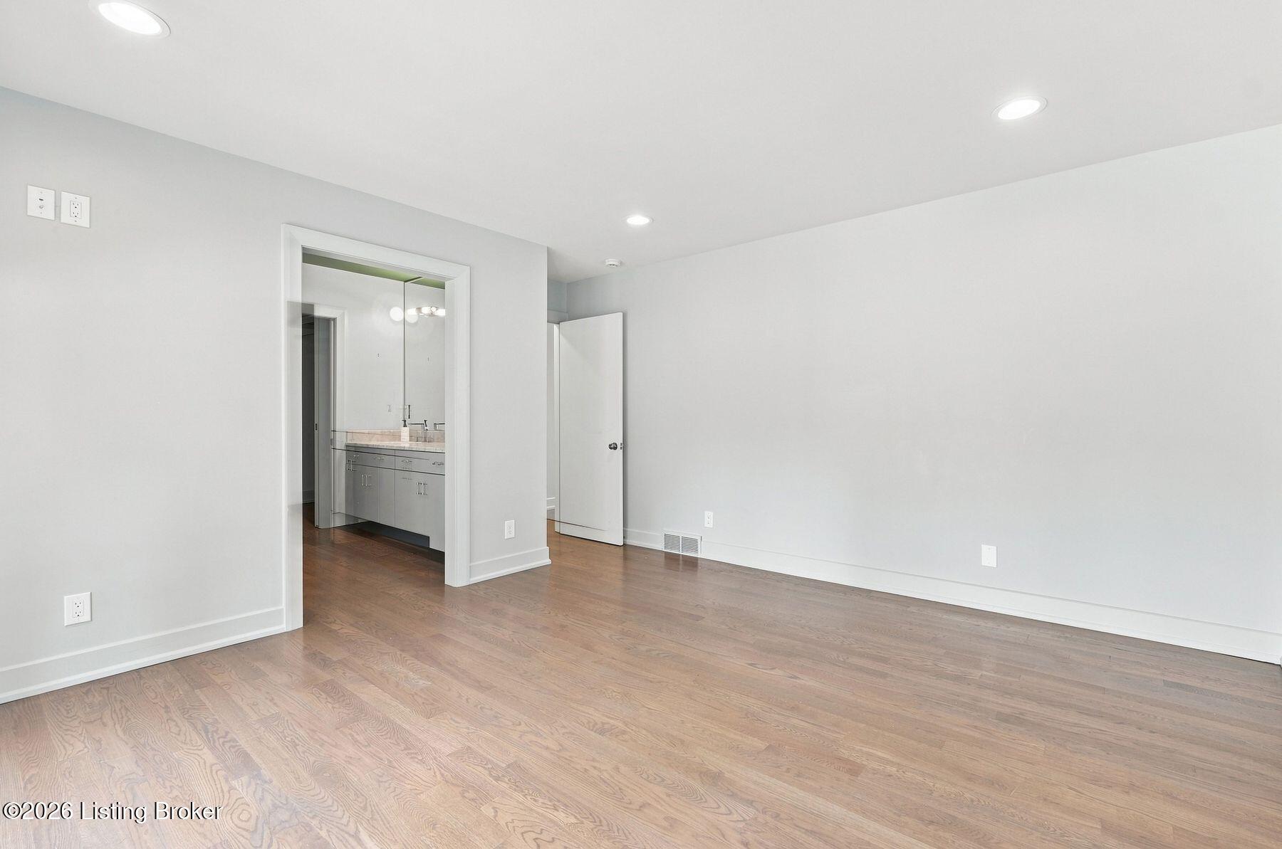 1128 Rostrevor Cir