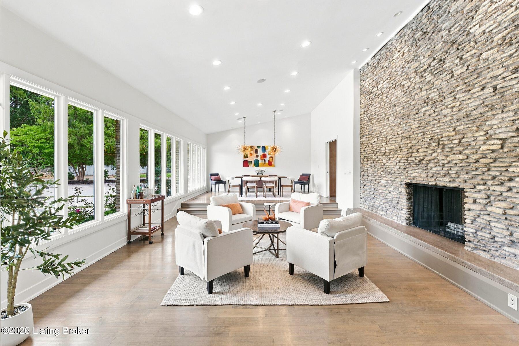 1128 Rostrevor Cir