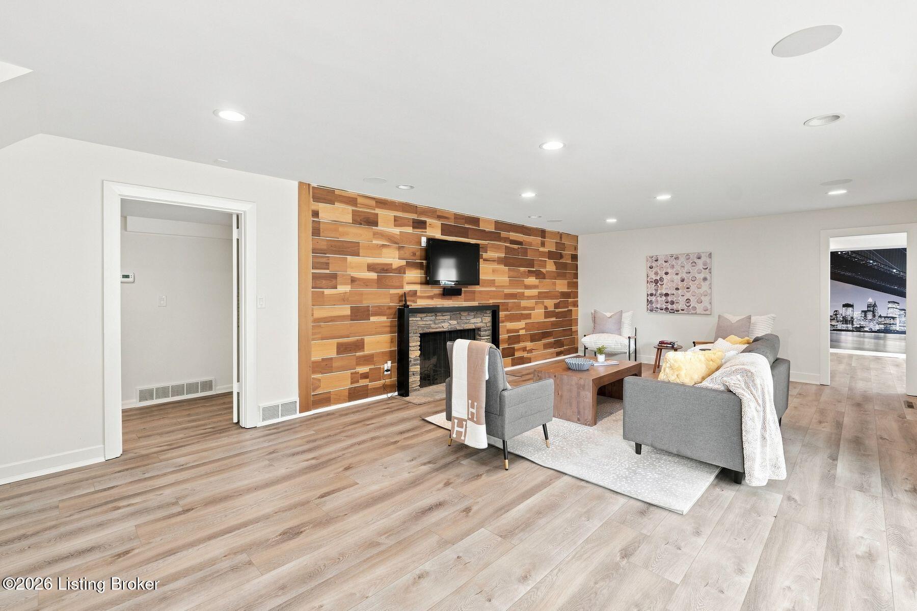 1128 Rostrevor Cir