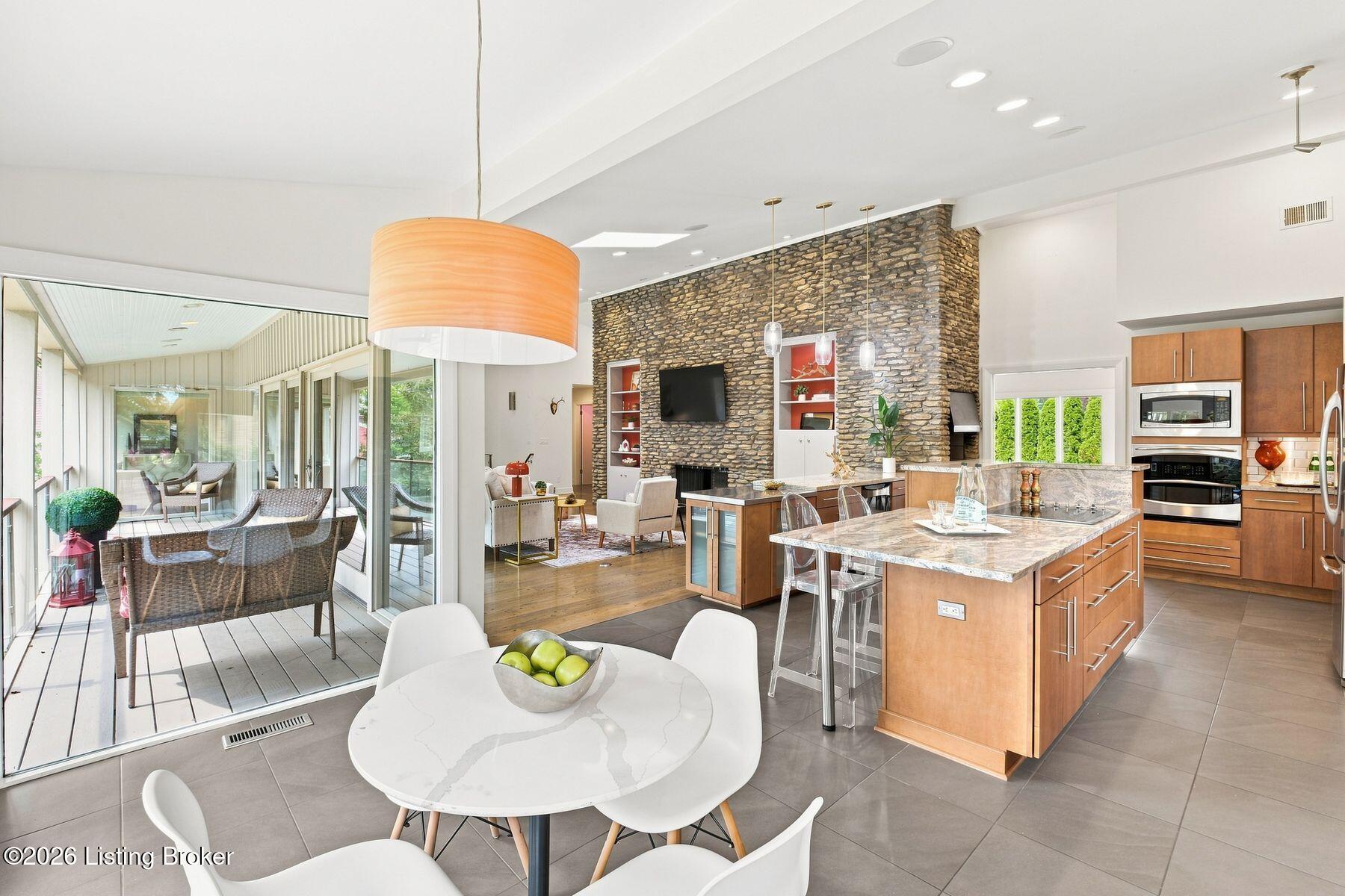 1128 Rostrevor Cir