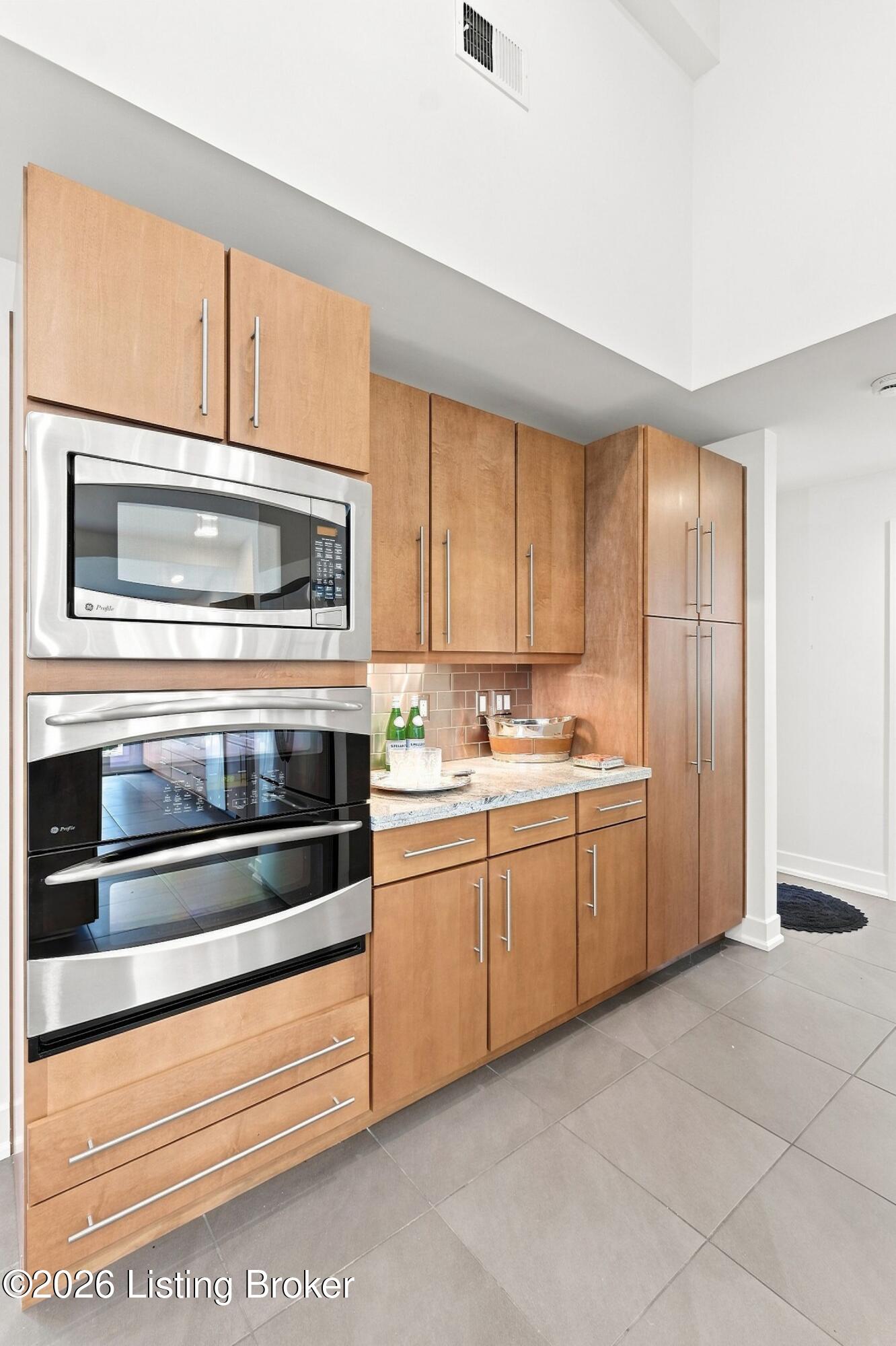 1128 Rostrevor Cir