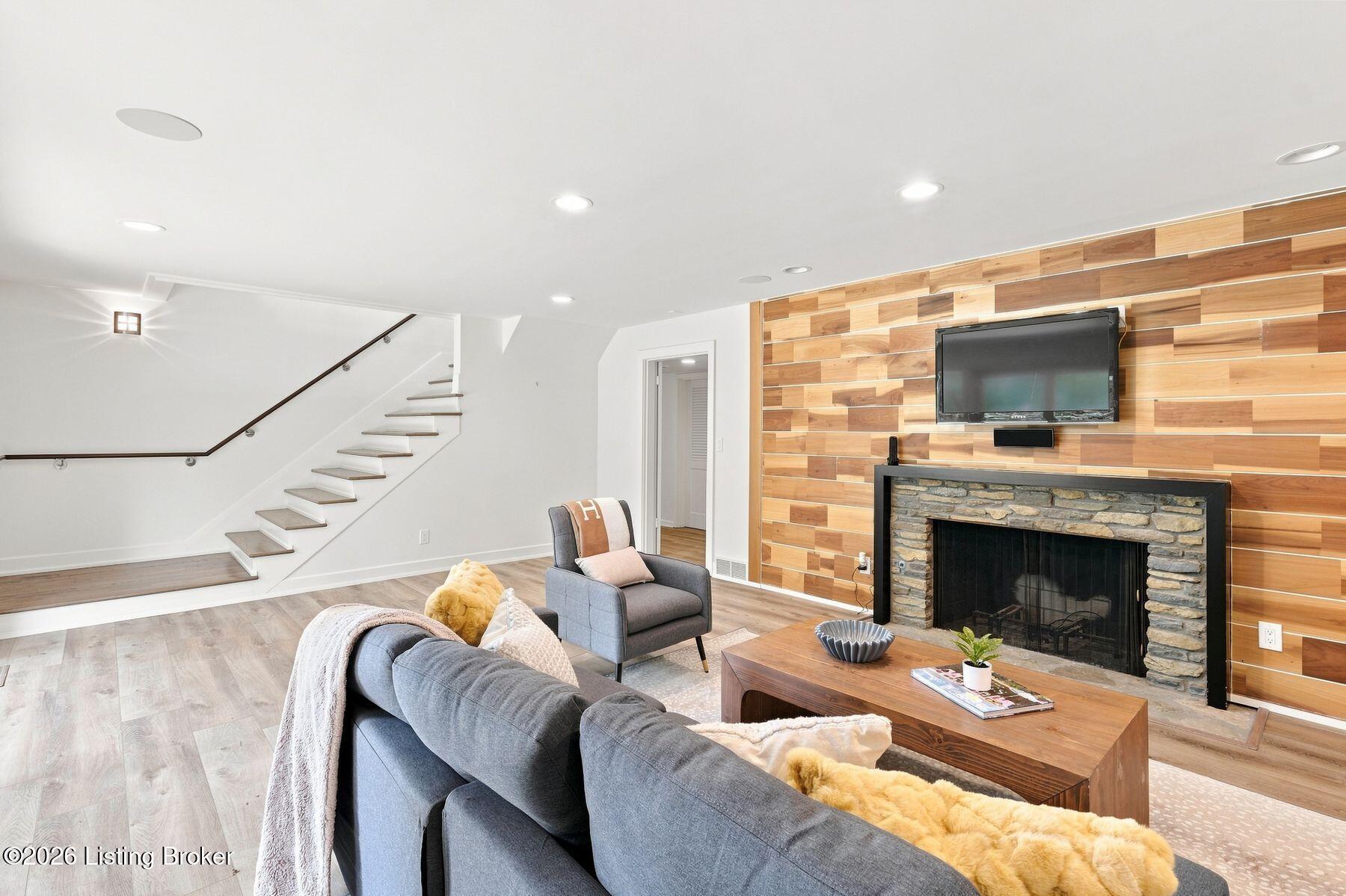 1128 Rostrevor Cir