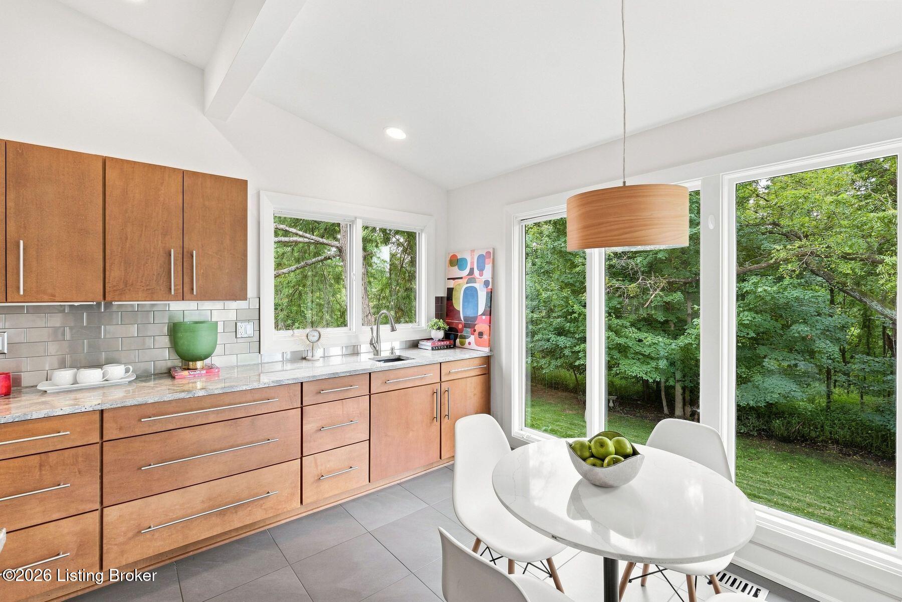 1128 Rostrevor Cir