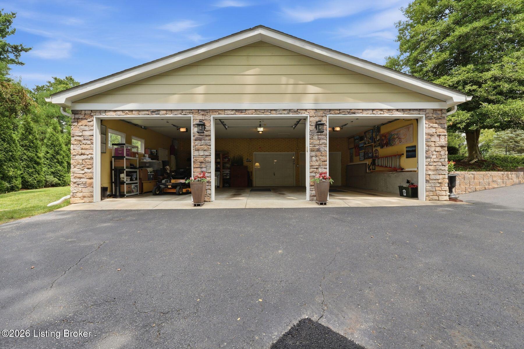 5105 Moccasin Ct
