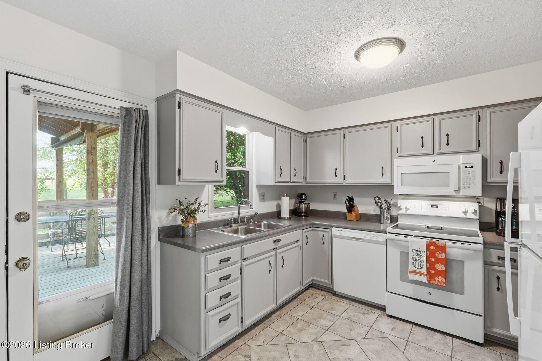 5806 Renada Dr