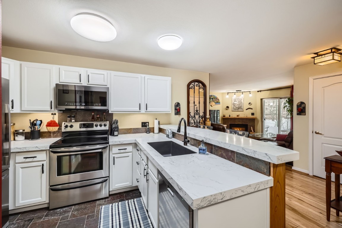 1517 Point DRIVE 17-102