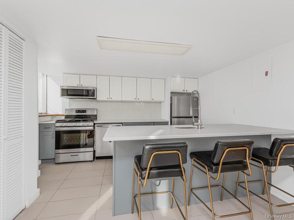305 E 108th Street Unit: 4B