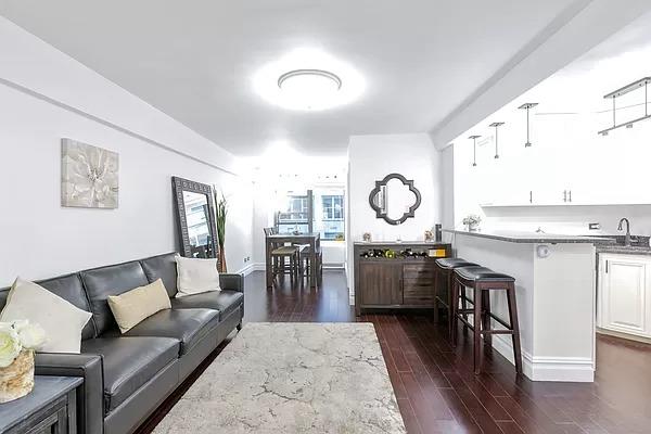 150 E 56TH Street 4G