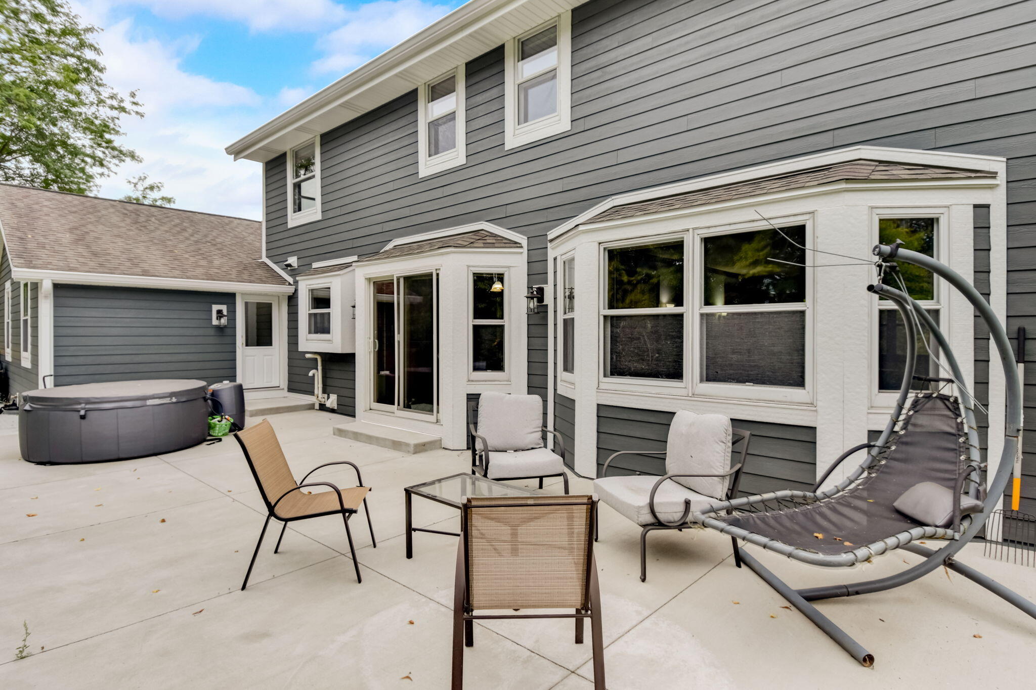 5703 Oakdale Ct