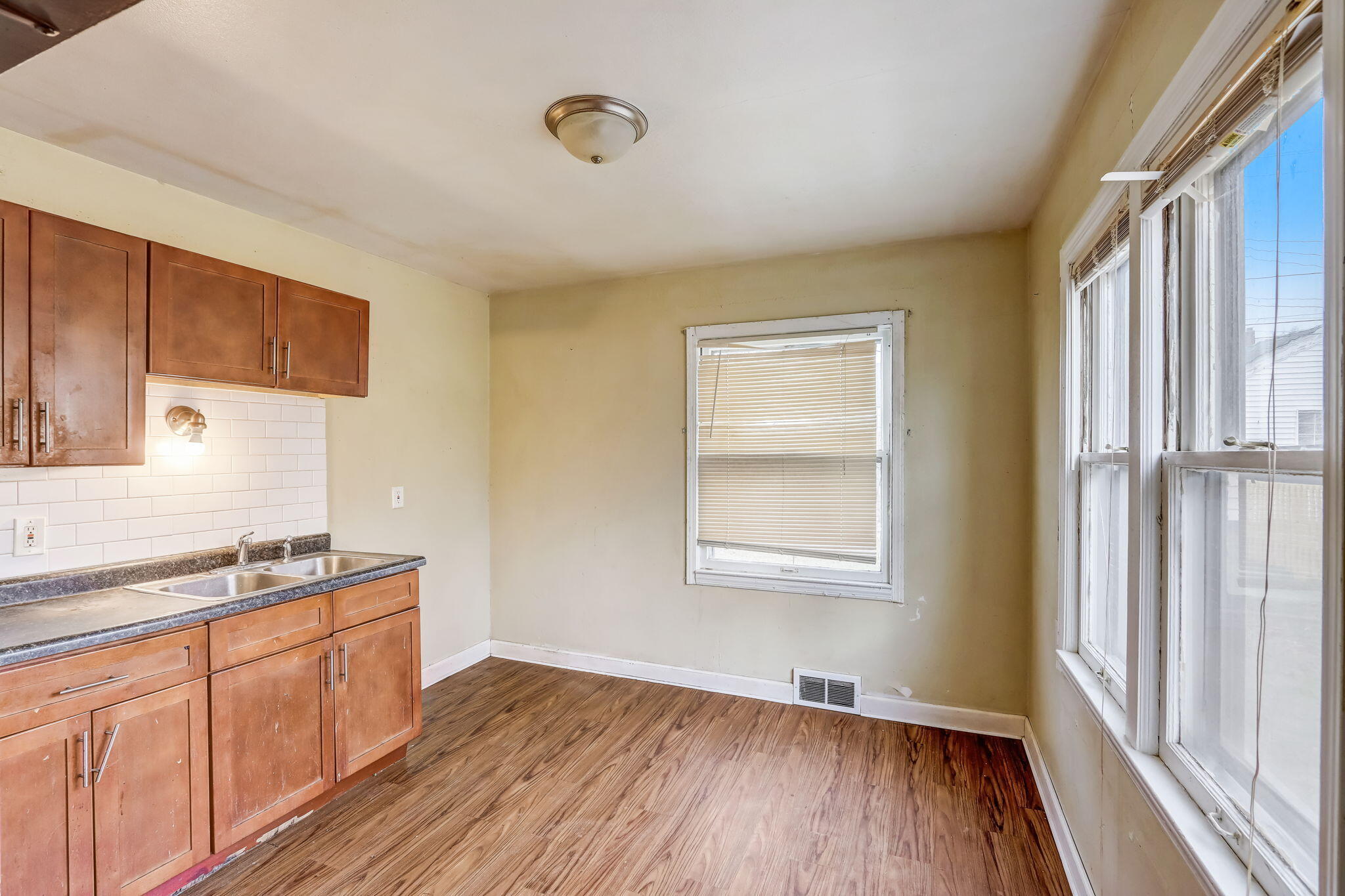 4218 W Derby Pl