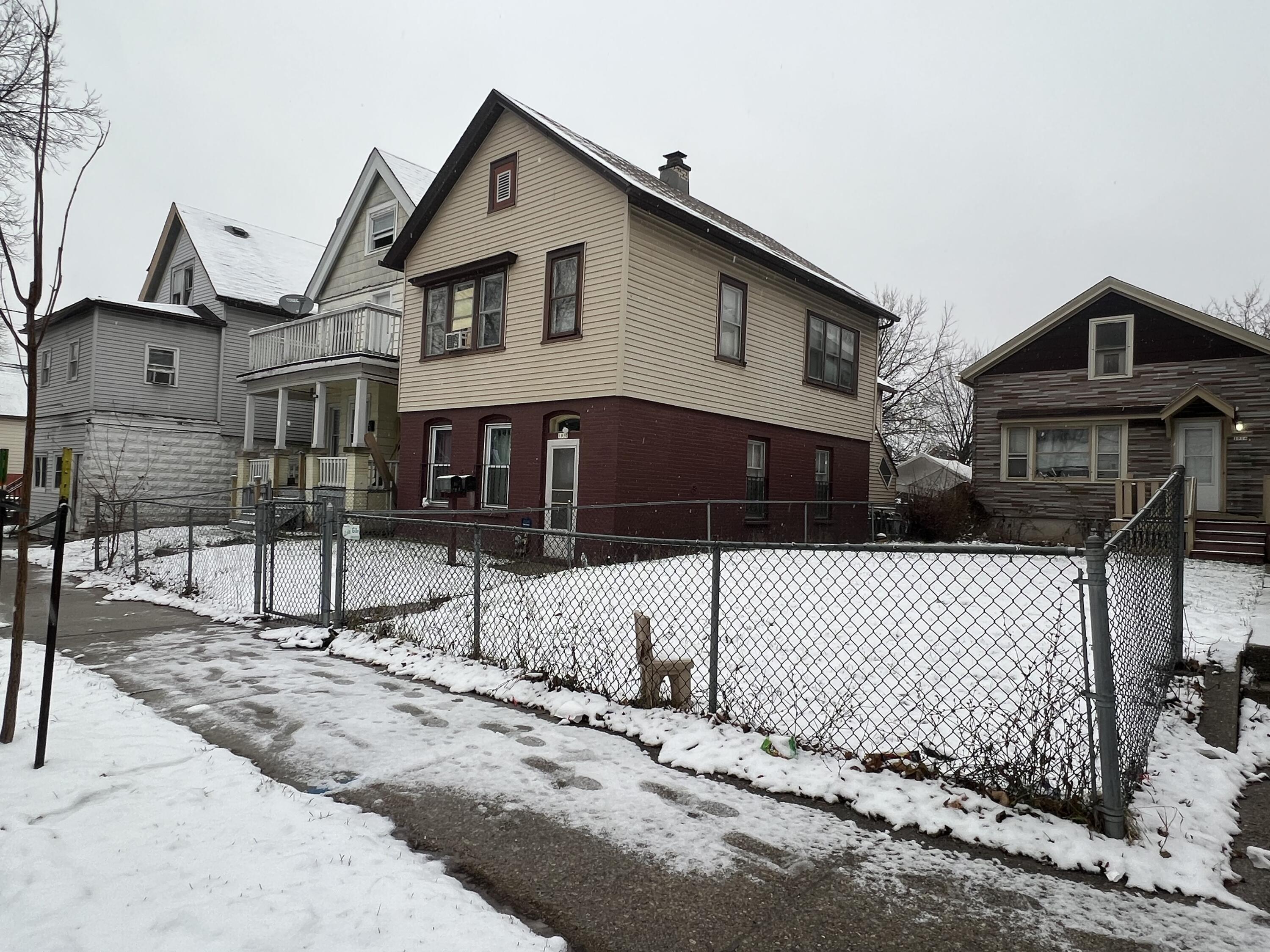 1910 S 10th St