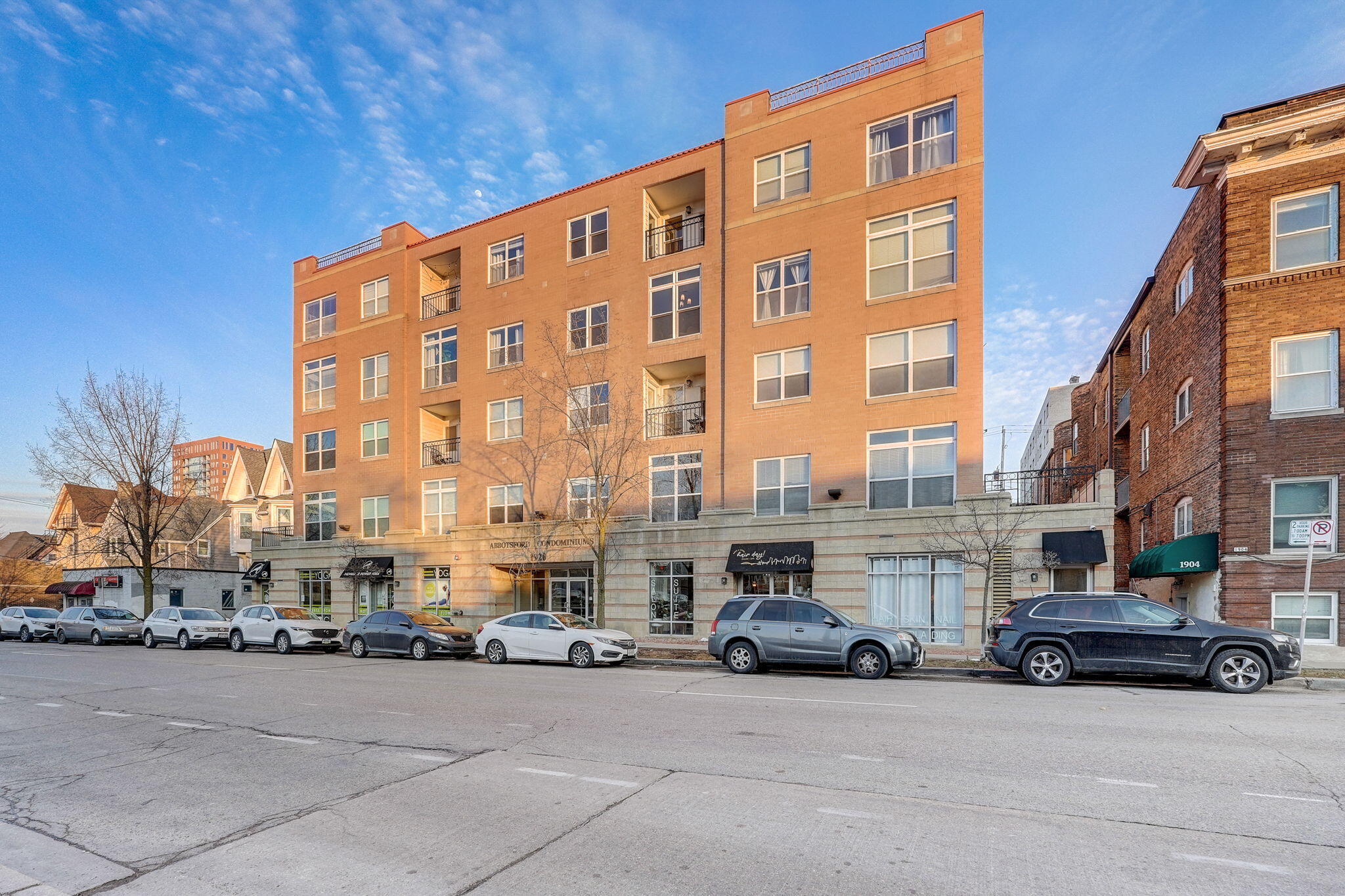 1920 N Farwell Ave 411