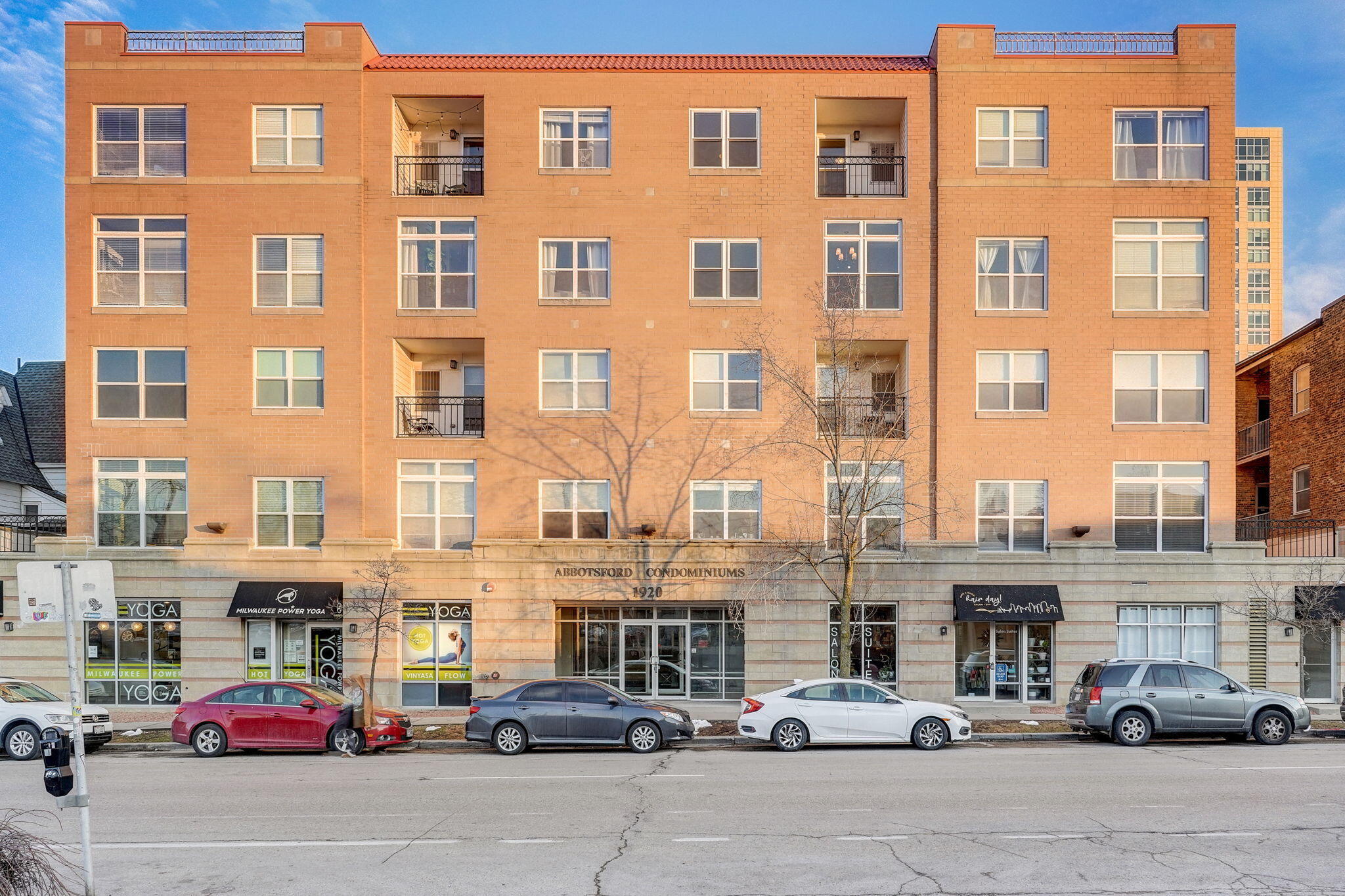 1920 N Farwell Ave 411