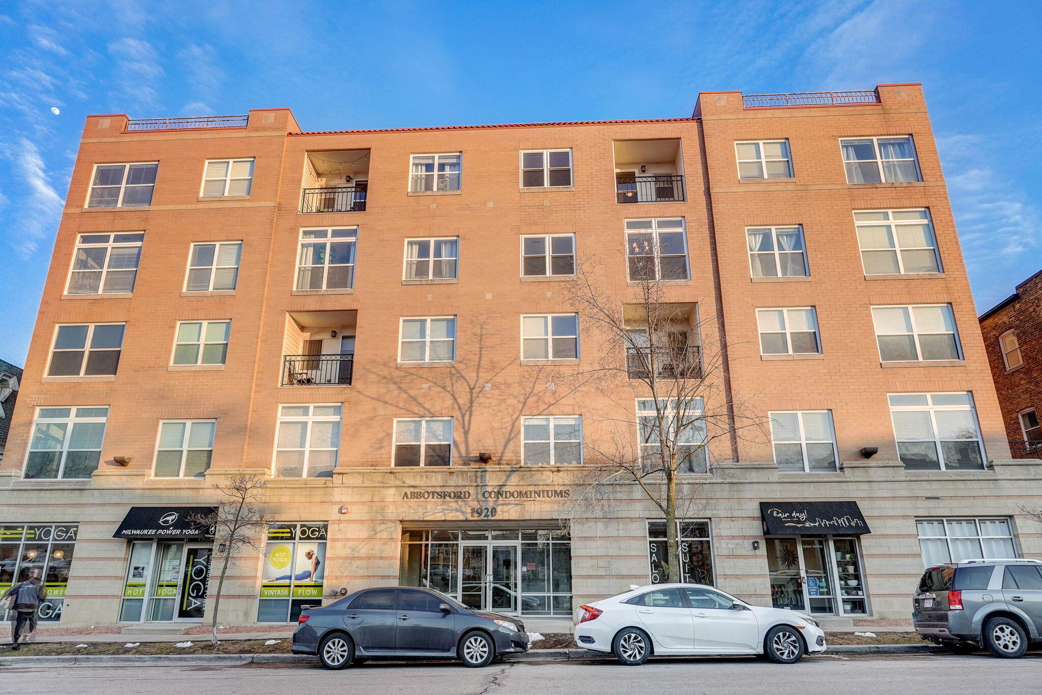 1920 N Farwell Ave 411