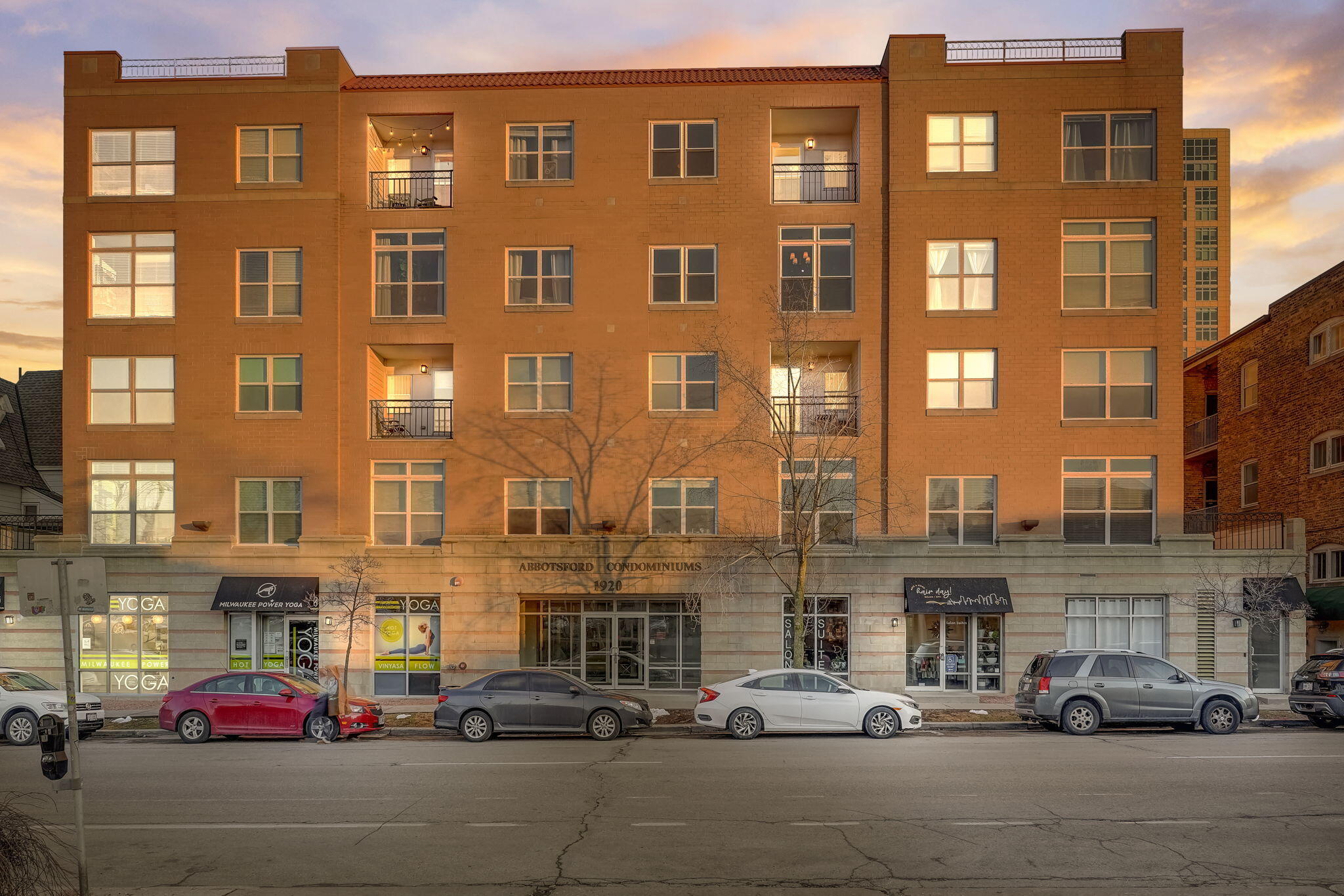 1920 N Farwell Ave 411