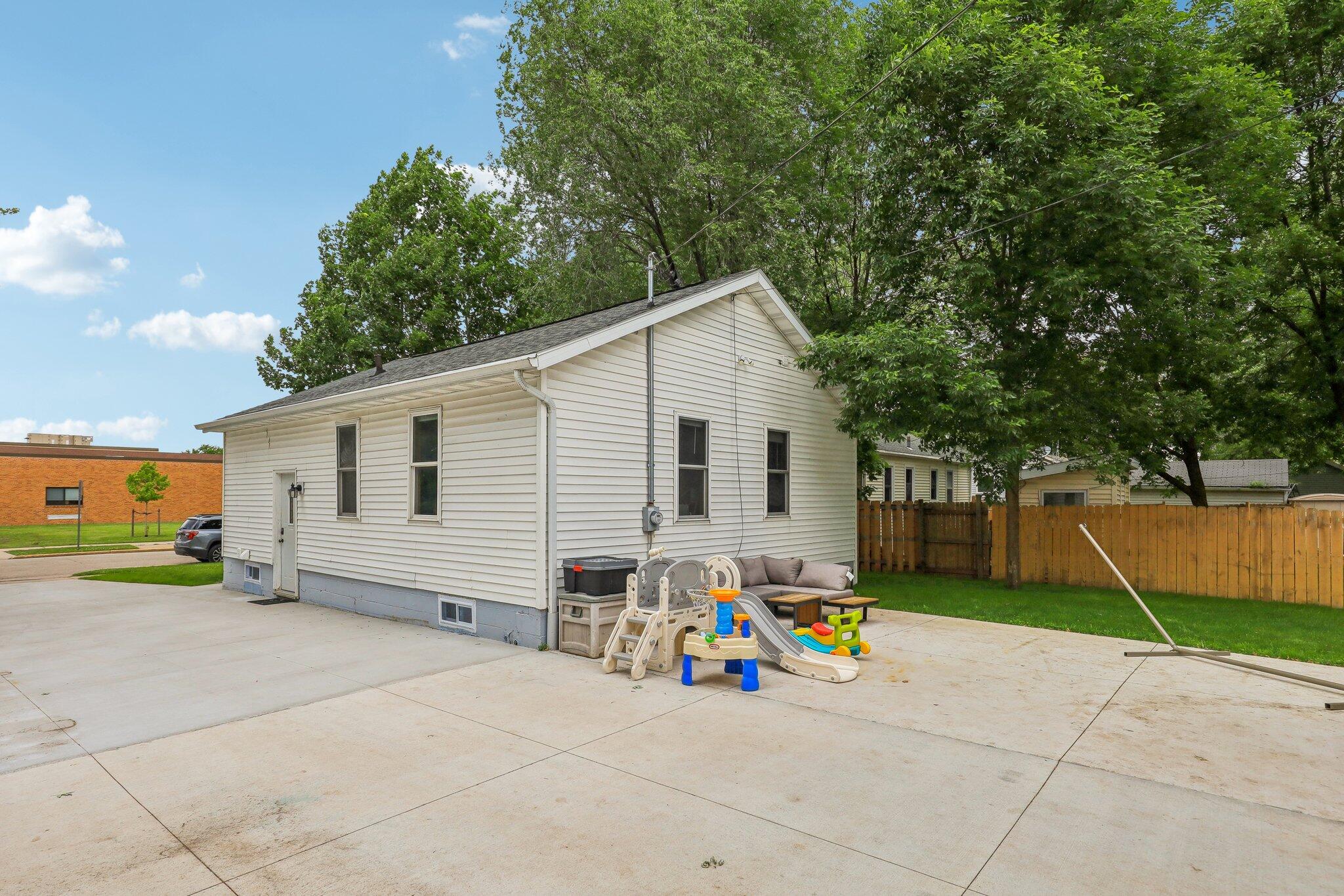 301 Weis Ave