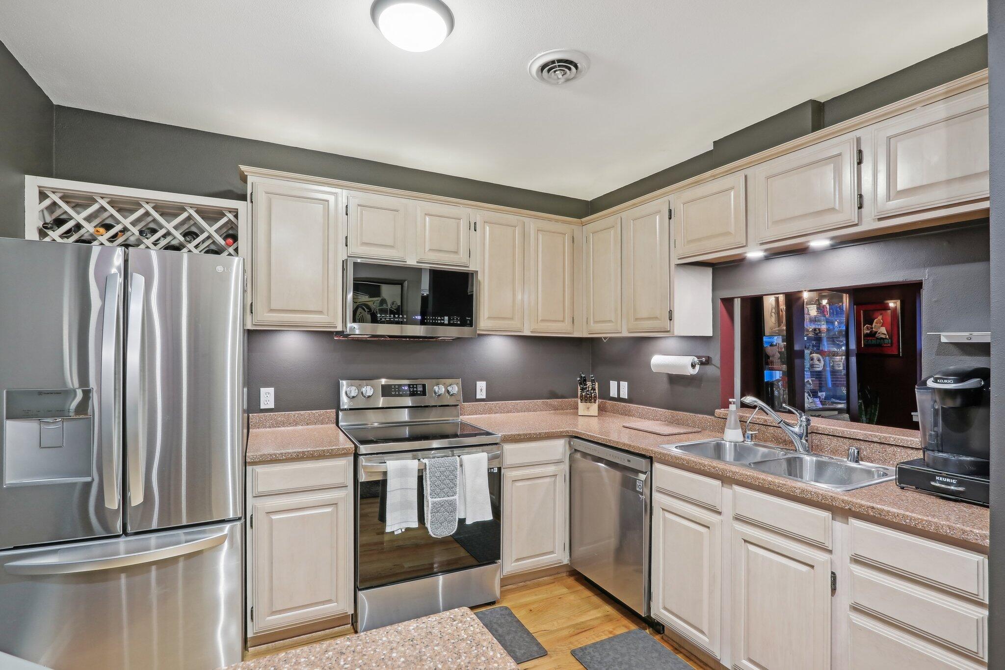 2566 N Farwell Ave 14