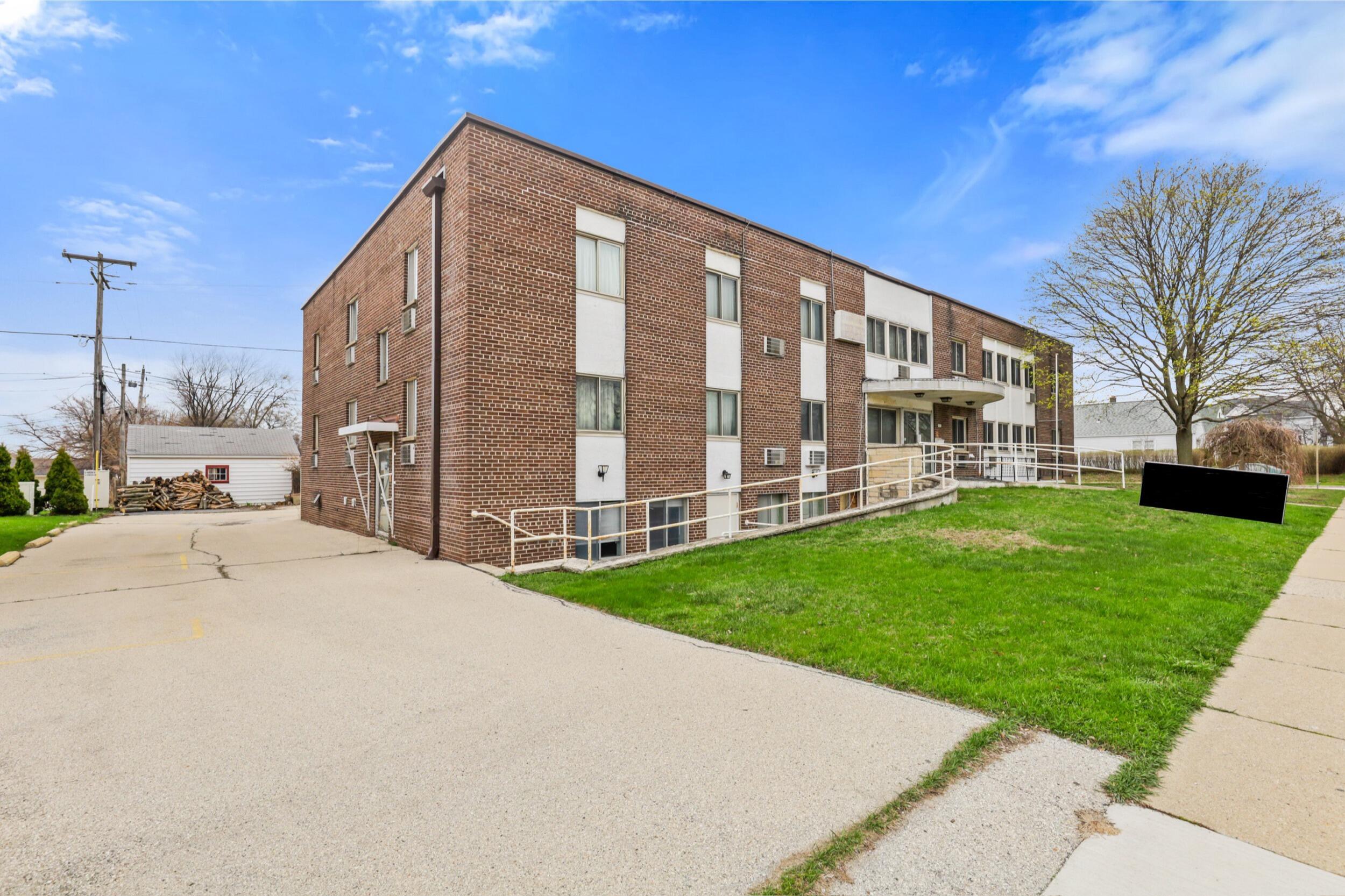 9806 W Lincoln Ave
