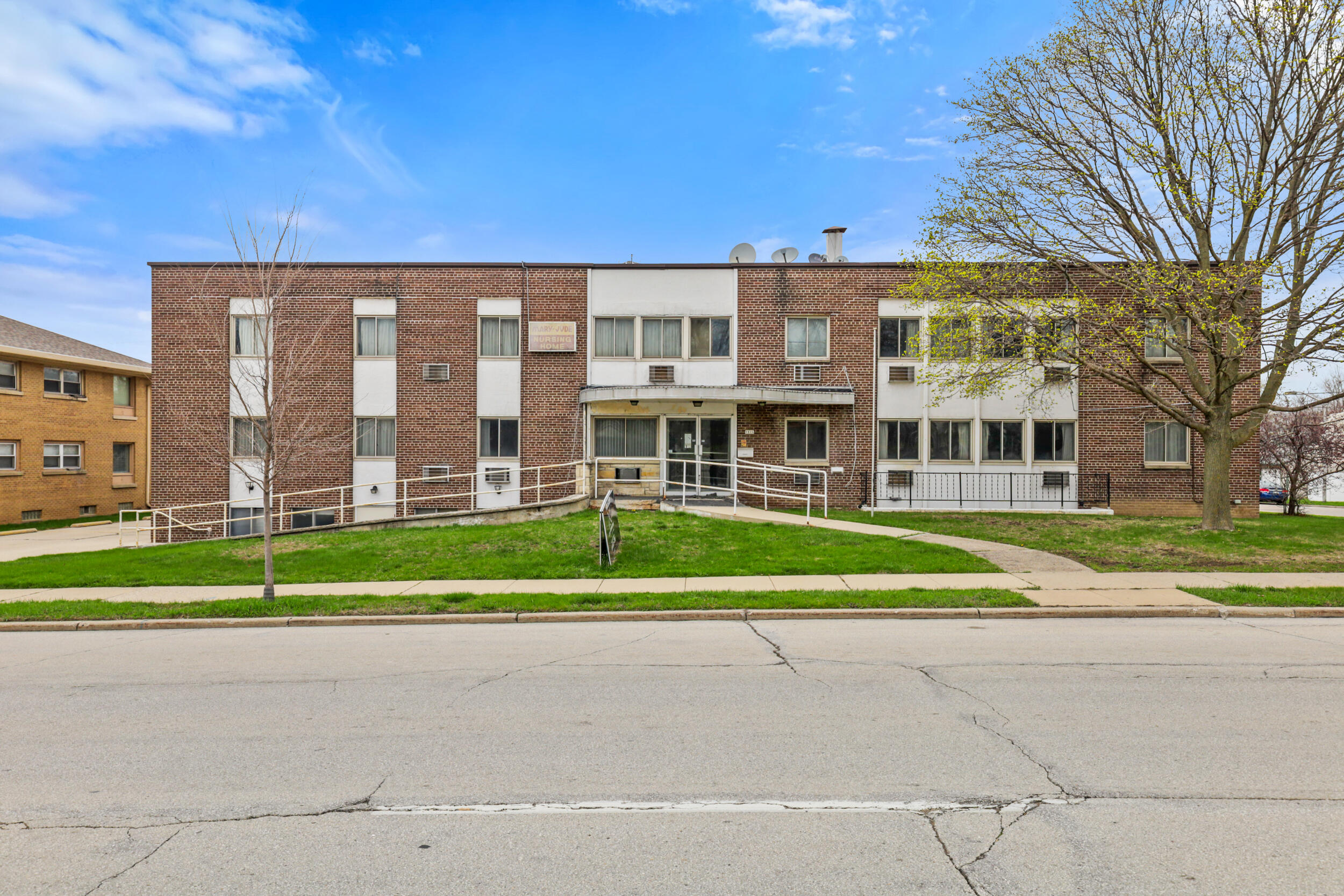 9806 W Lincoln Ave