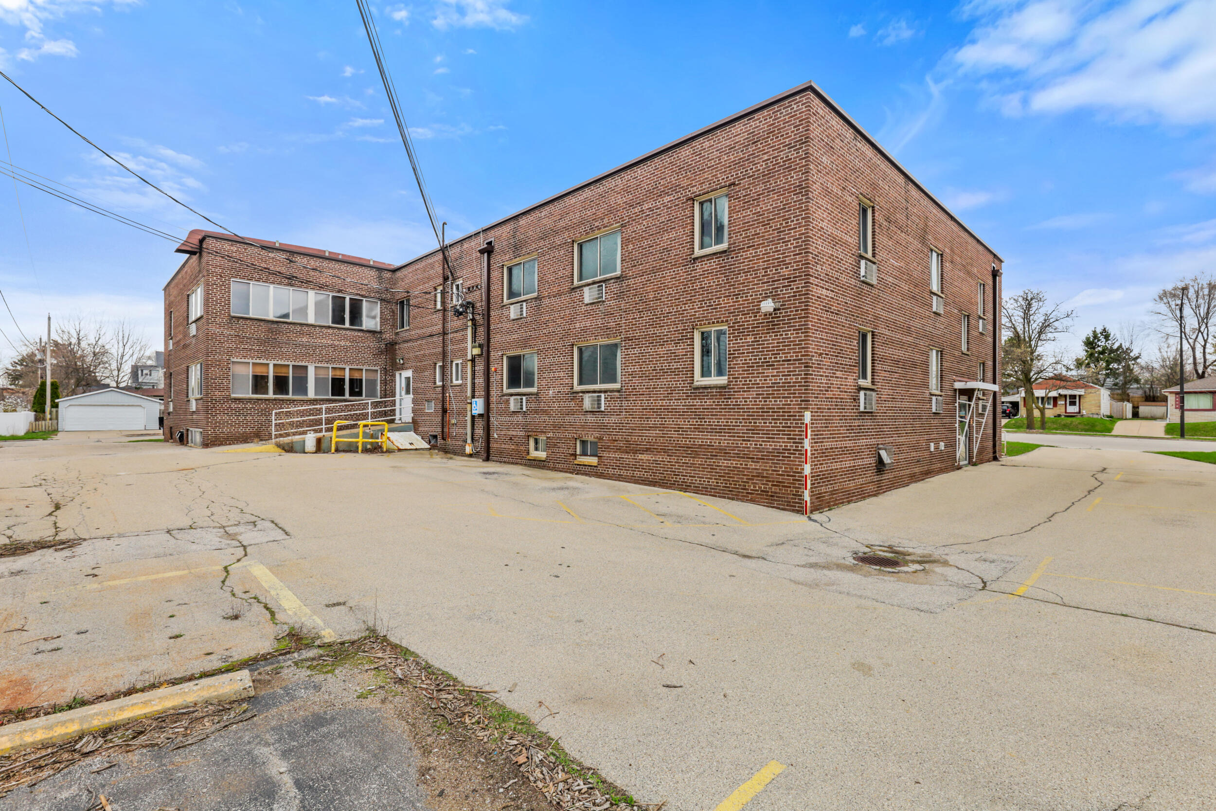 9806 W Lincoln Ave