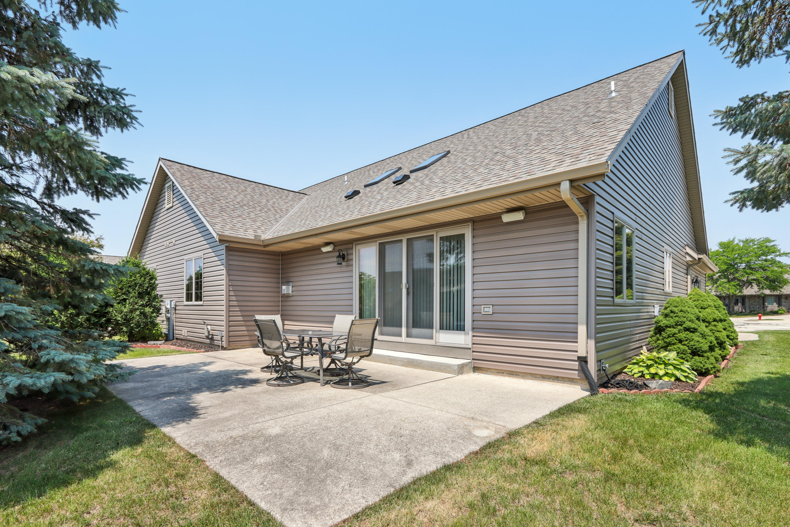 W203N16184 Pin Oak Cir