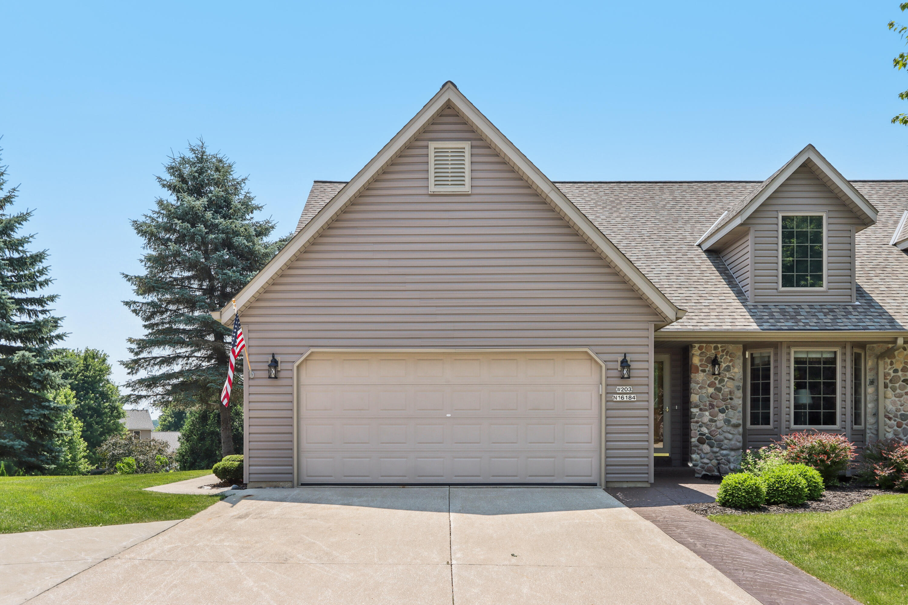 W203N16184 Pin Oak Cir