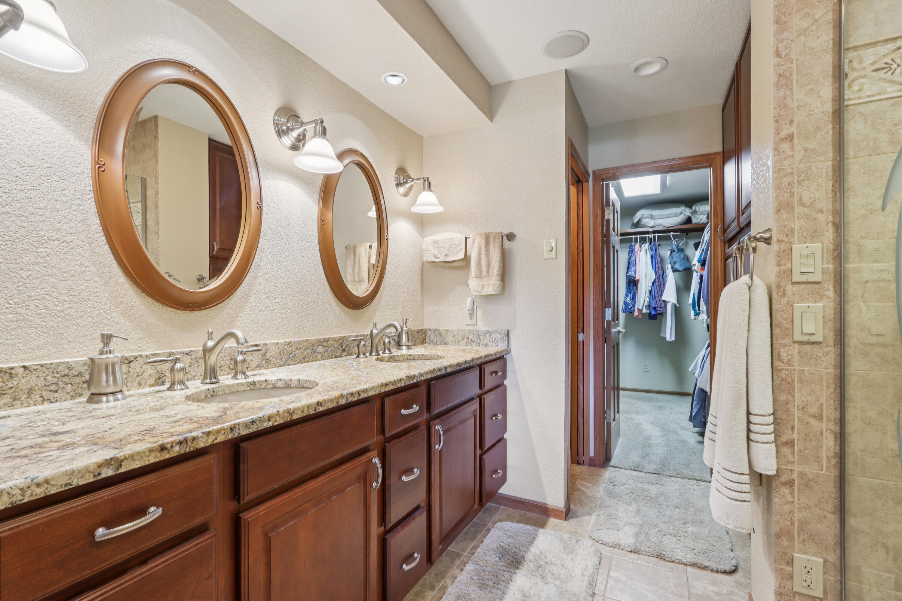 W203N16184 Pin Oak Cir