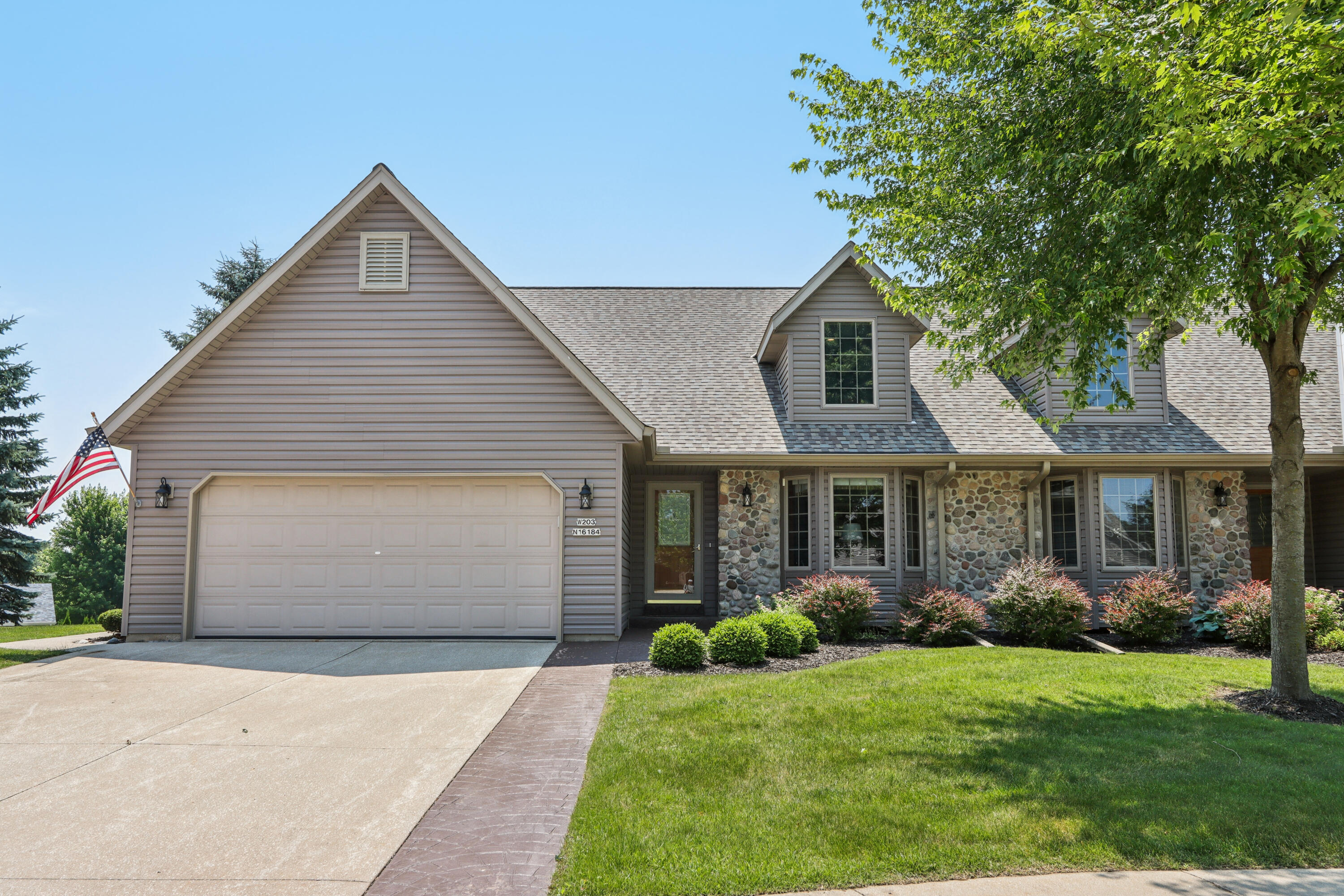 W203N16184 Pin Oak Cir
