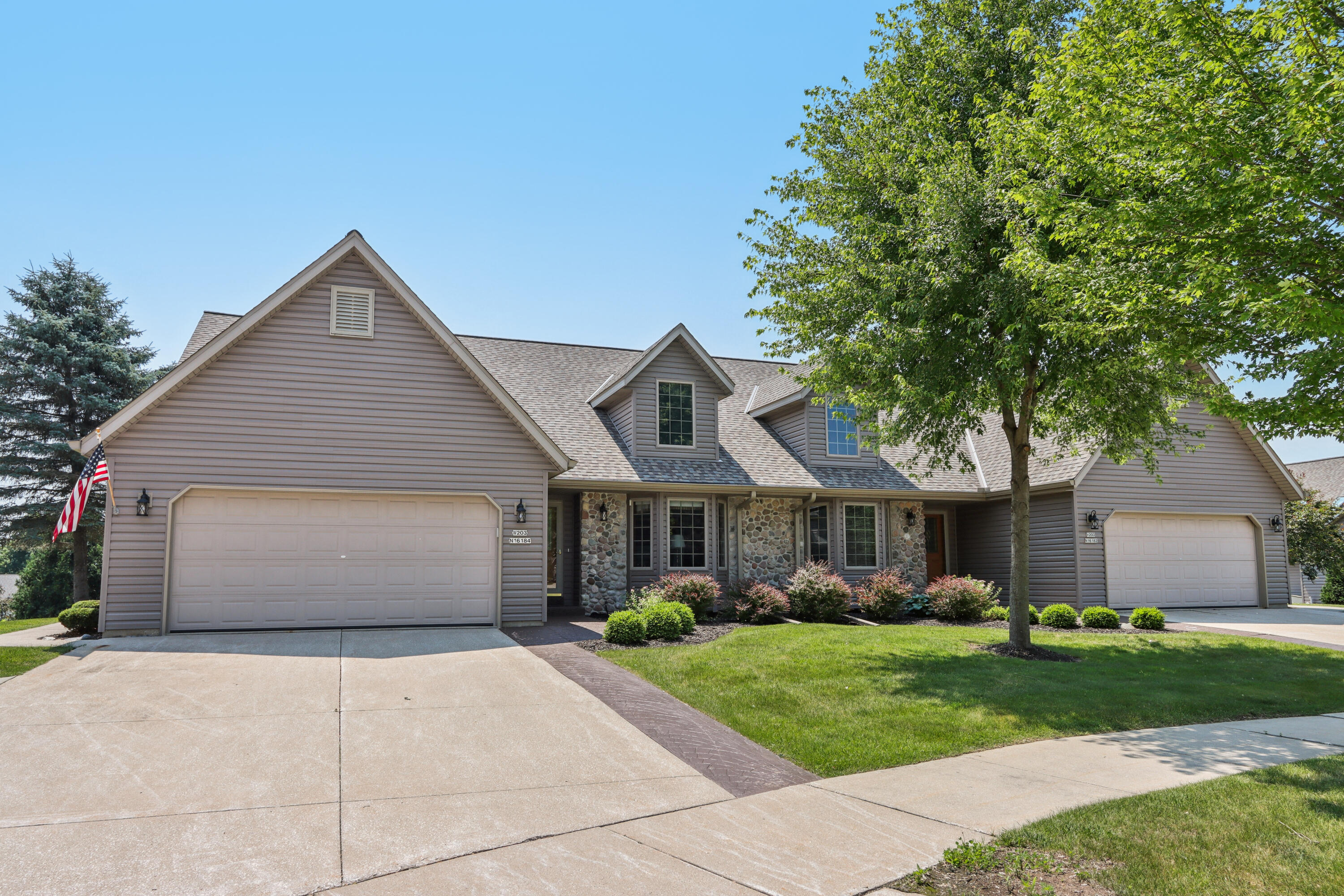 W203N16184 Pin Oak Cir