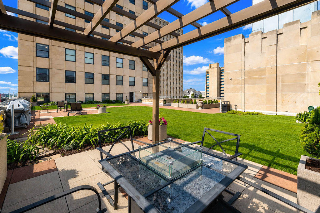 606 W Wisconsin Ave Unit: 1801