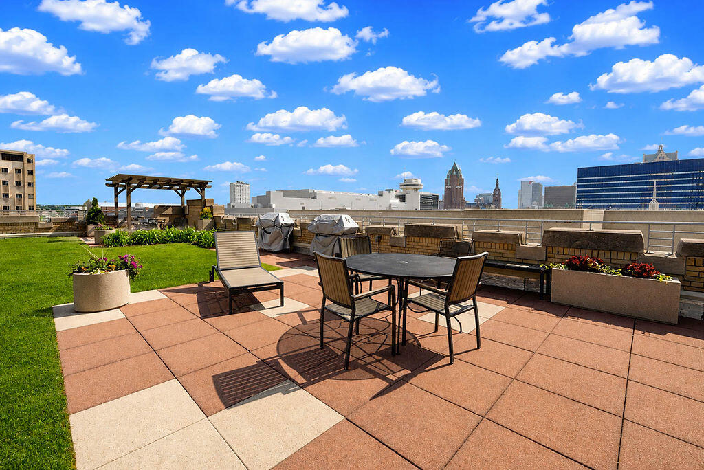 606 W Wisconsin Ave Unit: 1801