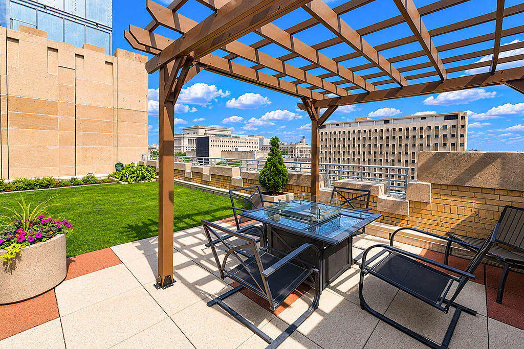 606 W Wisconsin Ave Unit: 1801