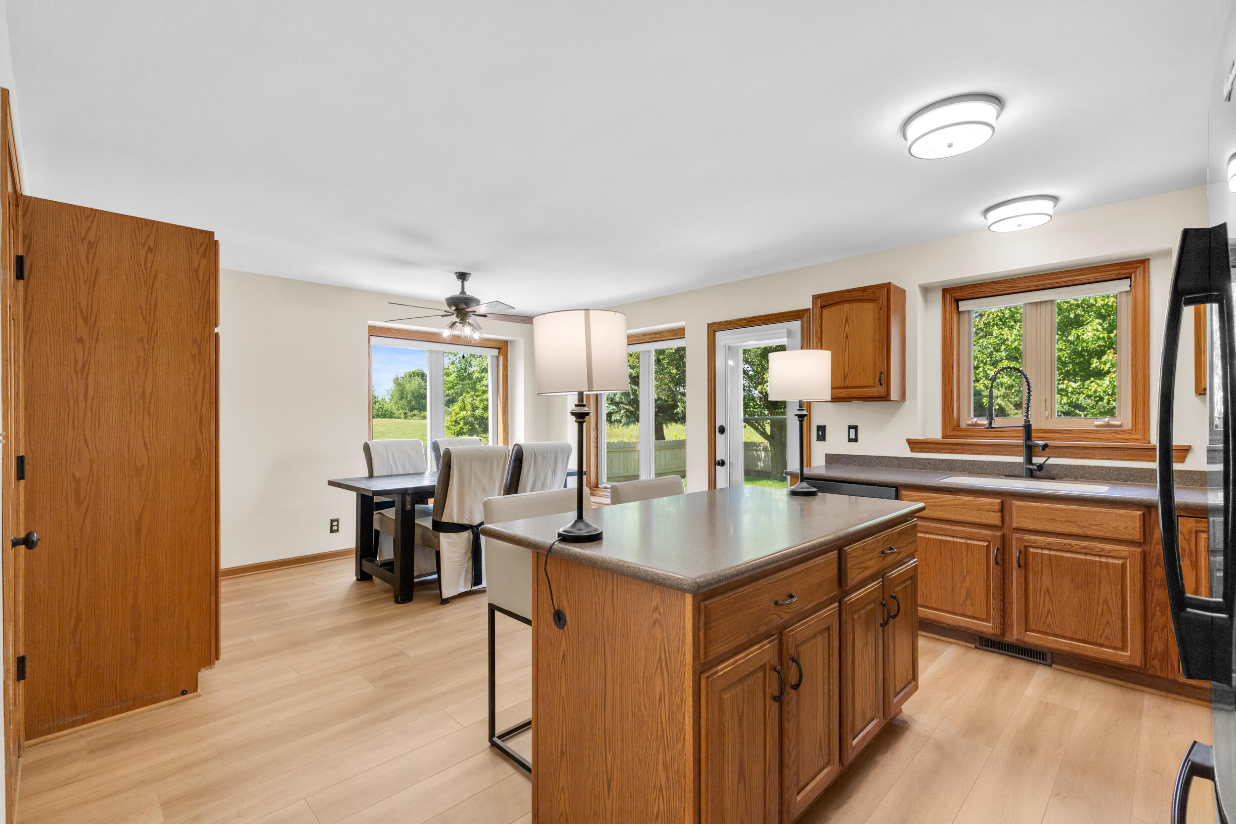 3950 Royal Oaks Dr