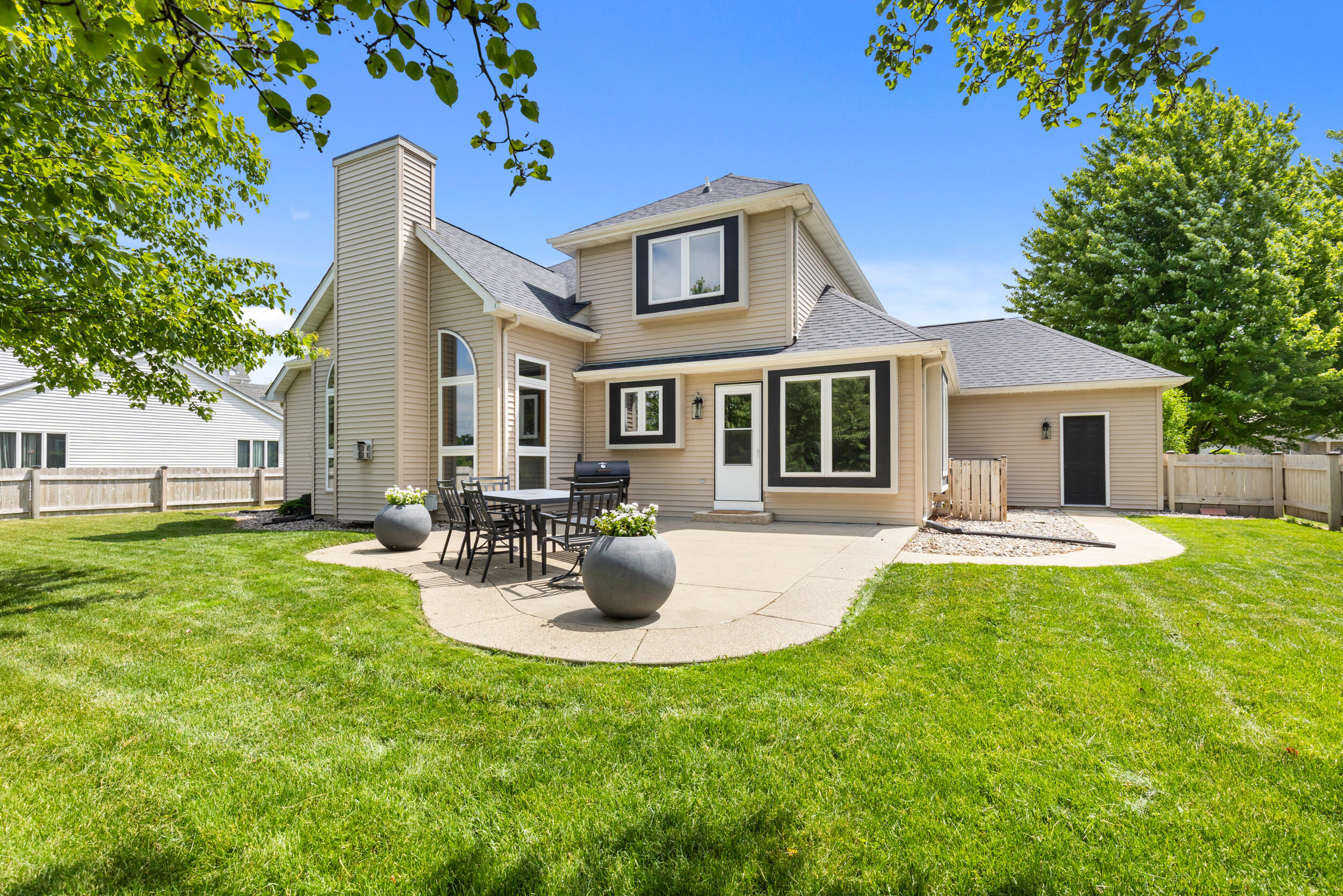 3950 Royal Oaks Dr